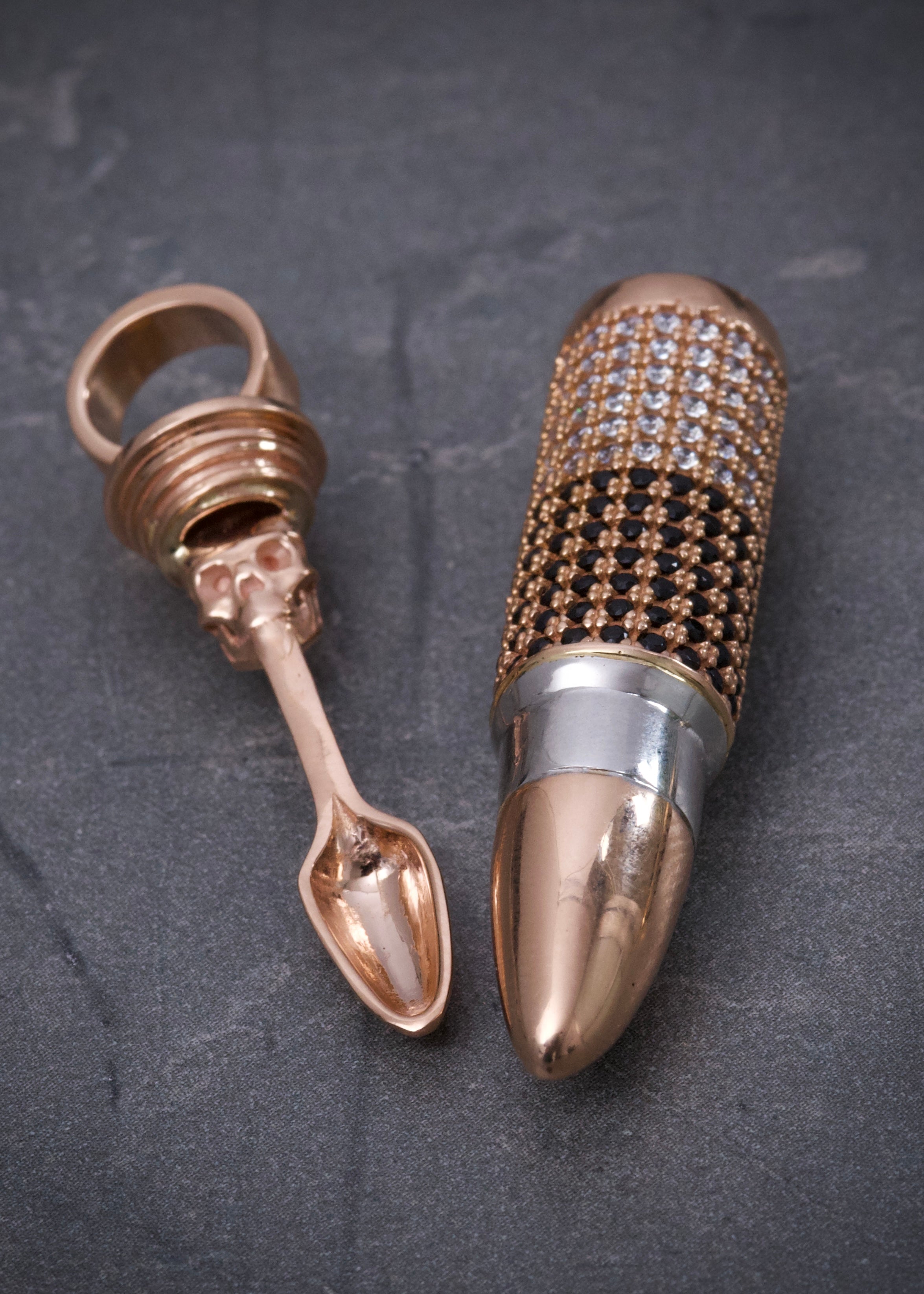 Dije bala con cuchara 16.2gr / Largo 5.3cm / Dos Oros Nac B