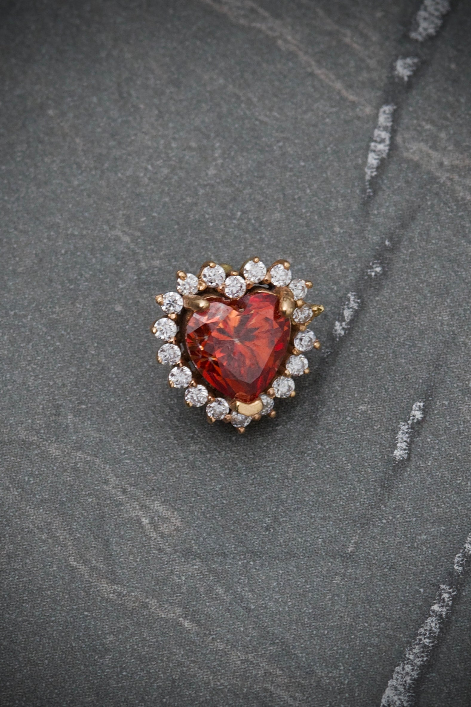 Dije de corazon con MOS roja 80pts (0.8QTS) MOS blanca 22pts (0.20QTS) 1.25gr / 1cm / Oro Rosado Nac (Joya) B