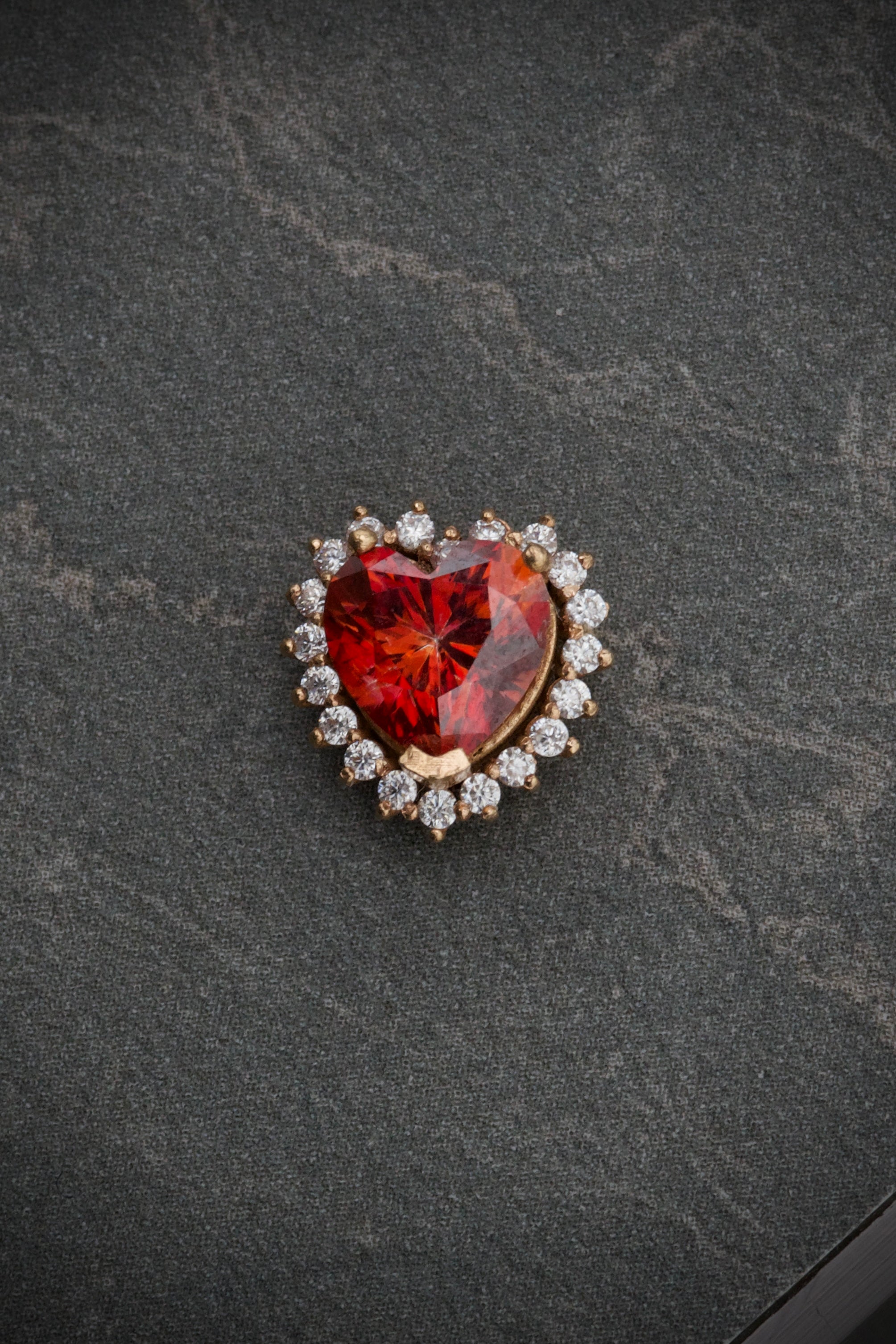 Dije de corazon con MOS roja 120pts (1.2QTS) MOS blanca 25pts (0.25QTS) 1.35gr / 1cm / Oro Rosado Nac (Joya) B