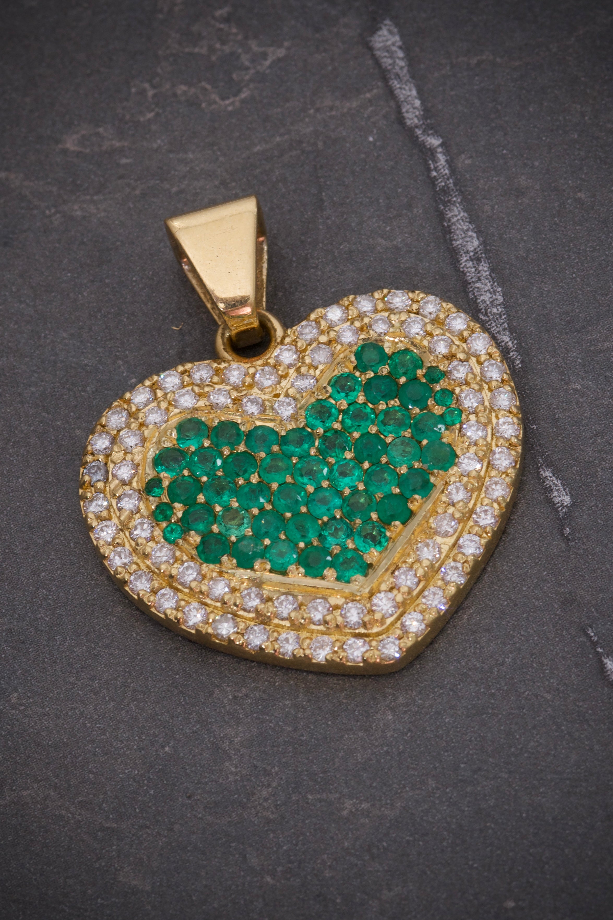 Dije de corazon con 150pts de esmeralda /130pts DB 19.35gr / Oro Amarillo (Joya) P