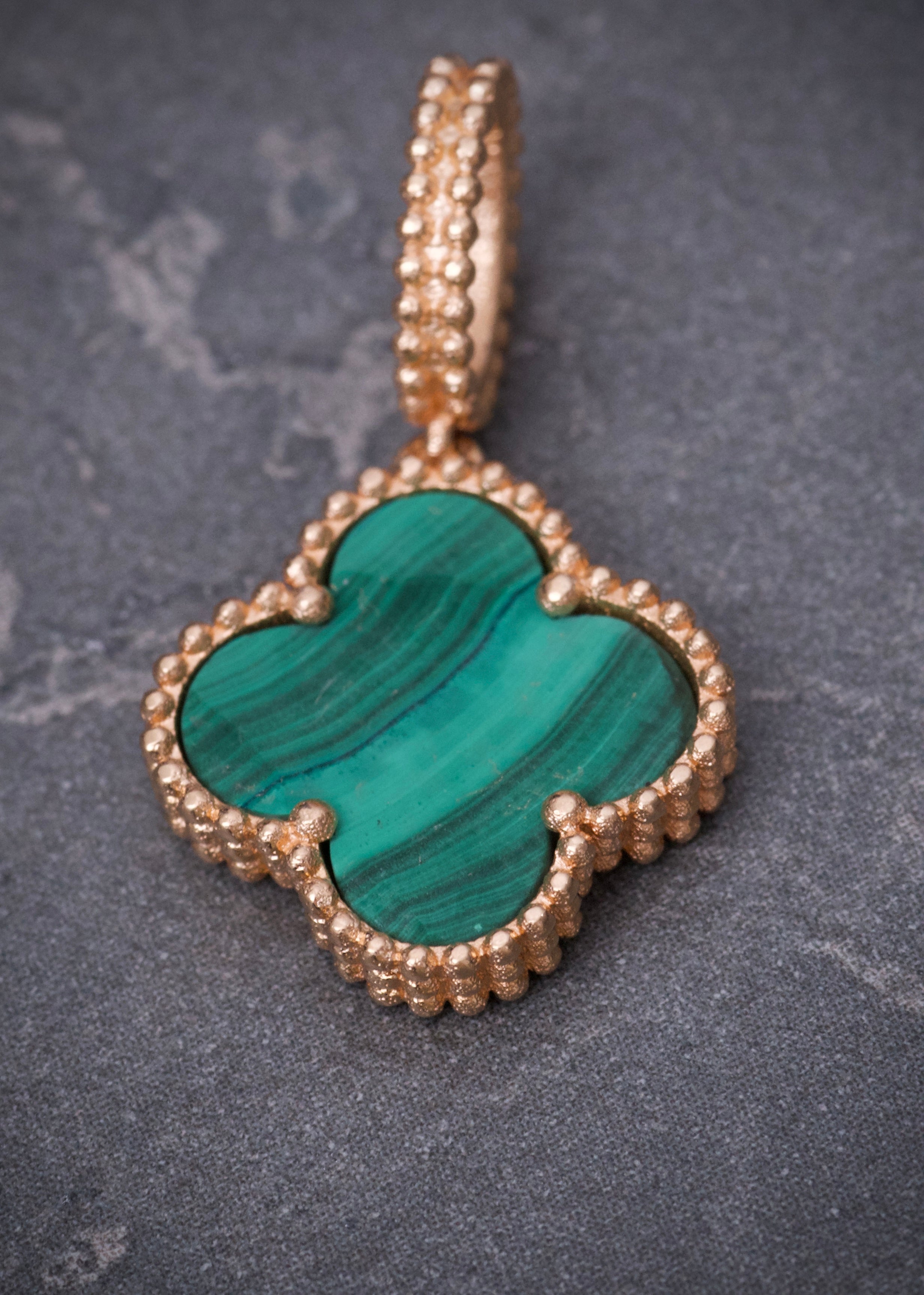 Dije lucky clover piedra verde 2.15gr / Largo 2.3cm / Oro Rosado Nac B