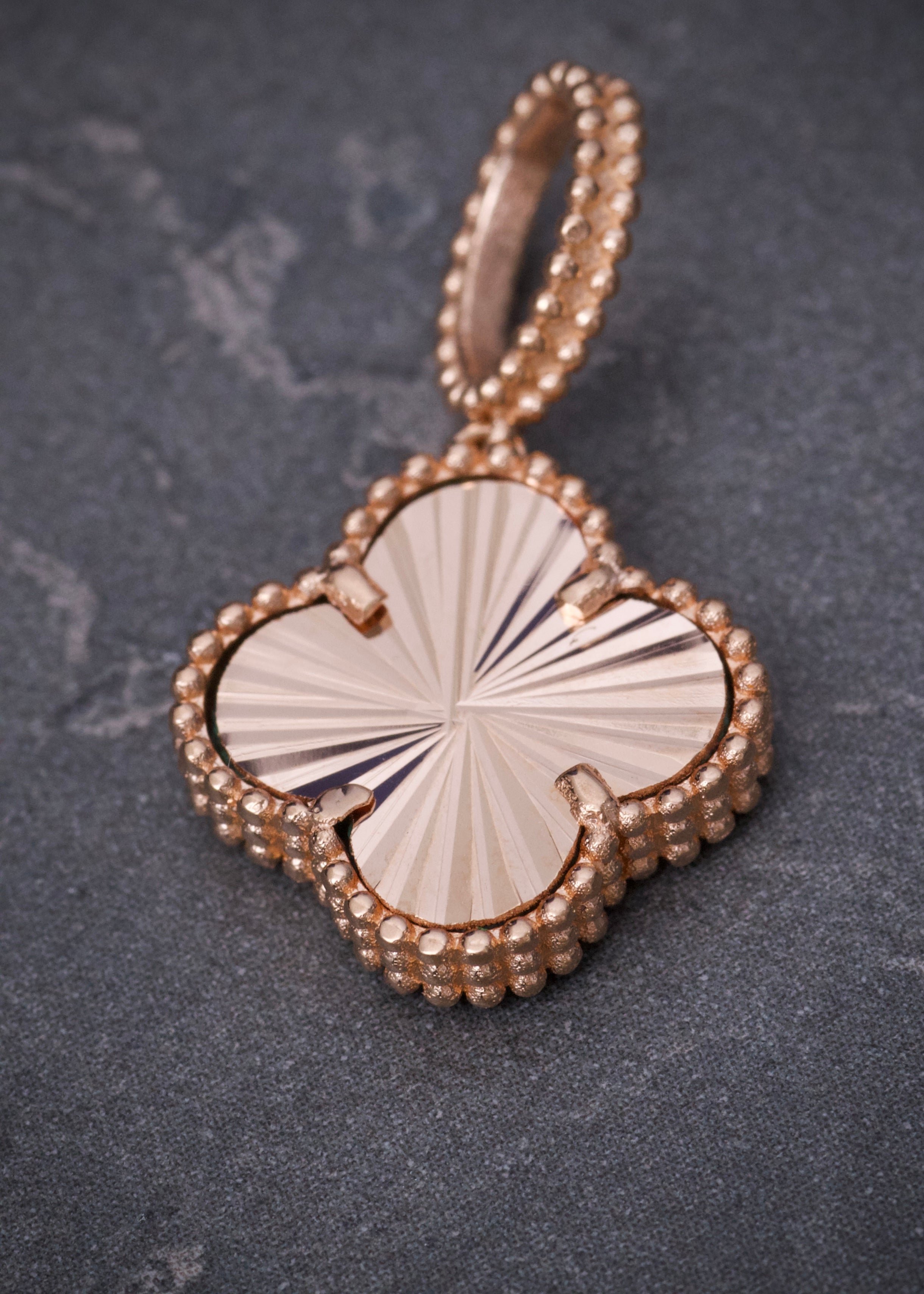 Dije lucky clover diamantado 2.55gr / Largo 2.3cm / Oro Rosado Nac B