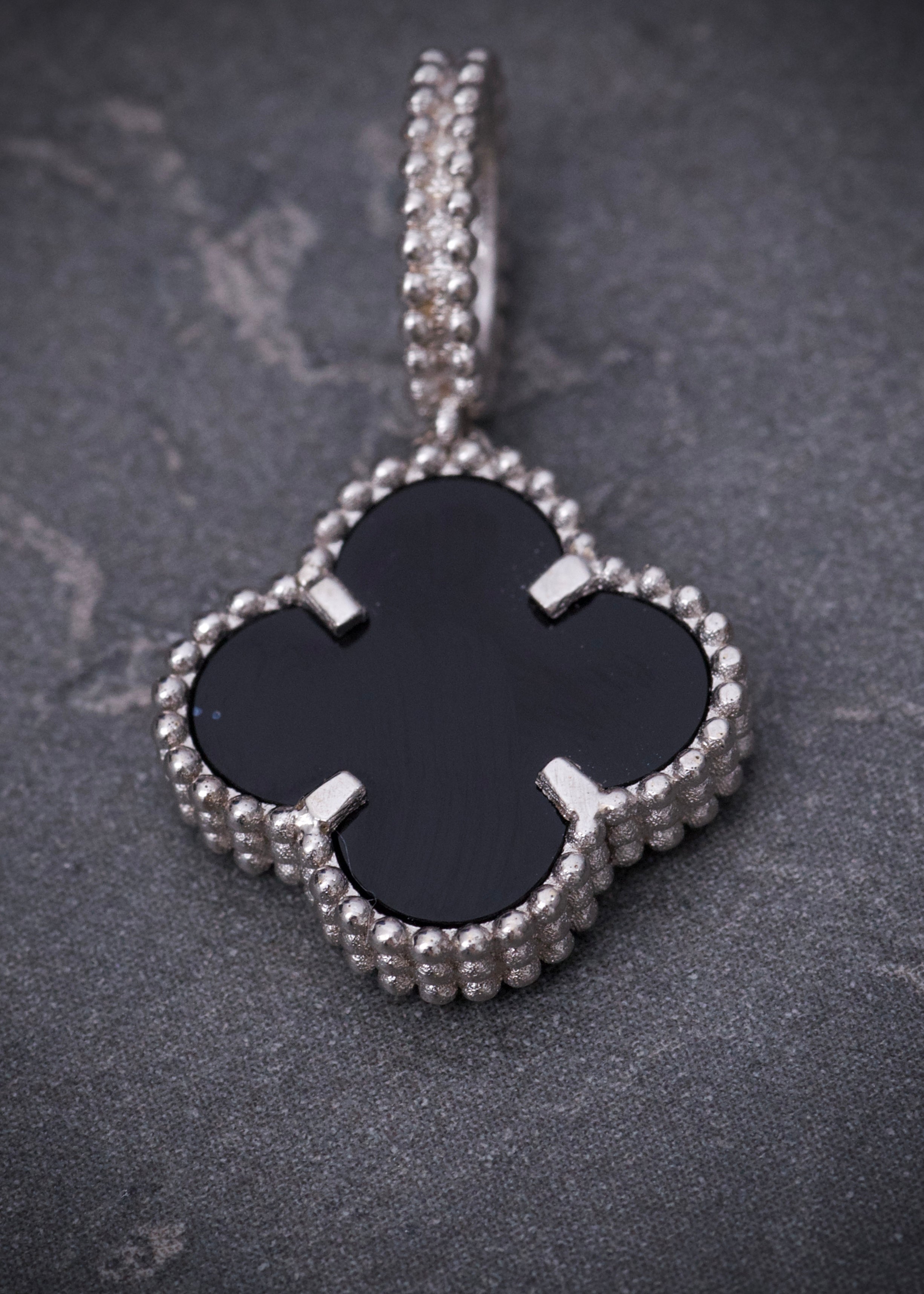 Dije lucky clover piedra negra 1.95gr / Largo 2.3cm / Oro Blanco Nac B