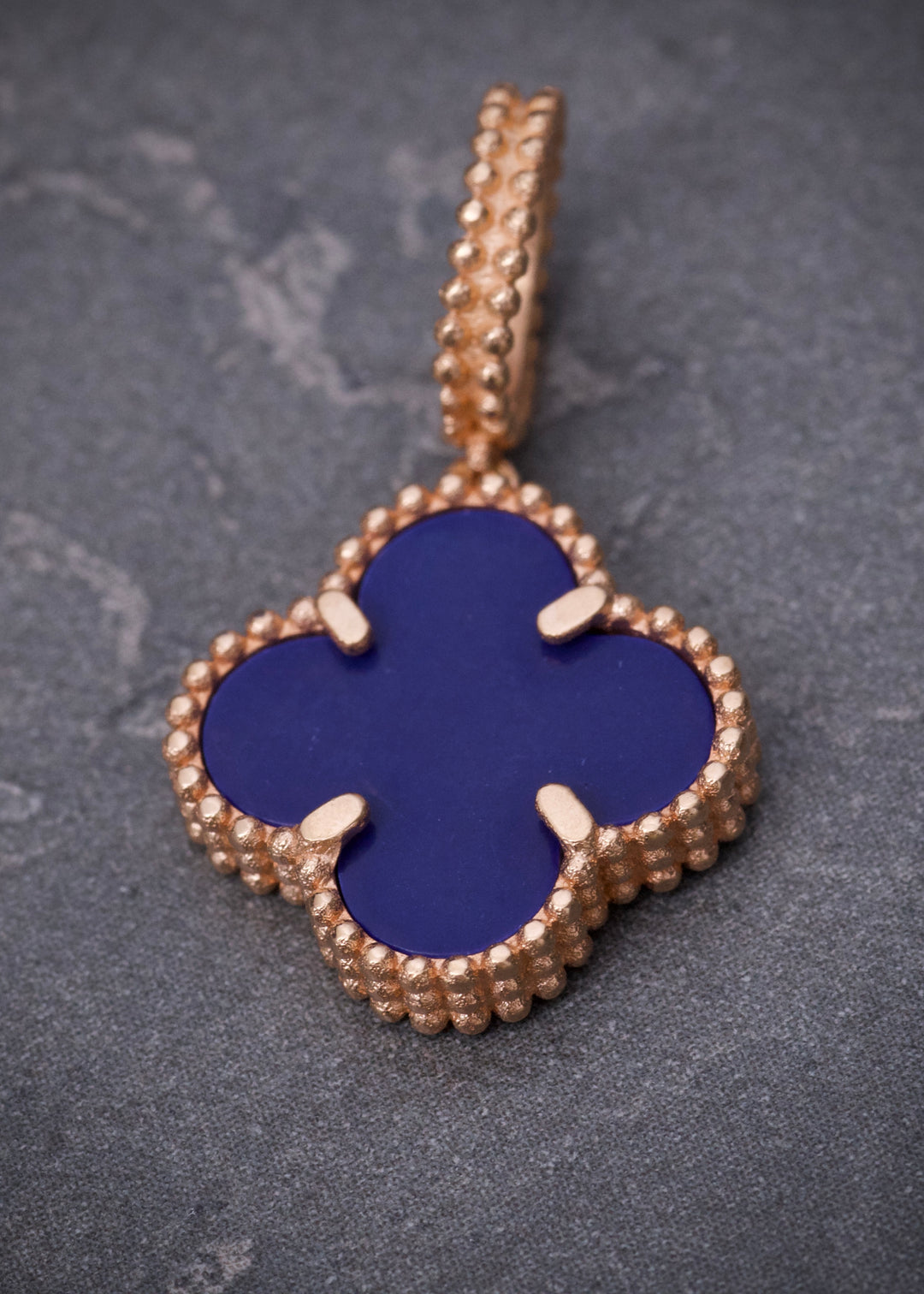 Dije lucky clover piedra azul 1.85gr / Largo 2.3cm — Oro Rosado