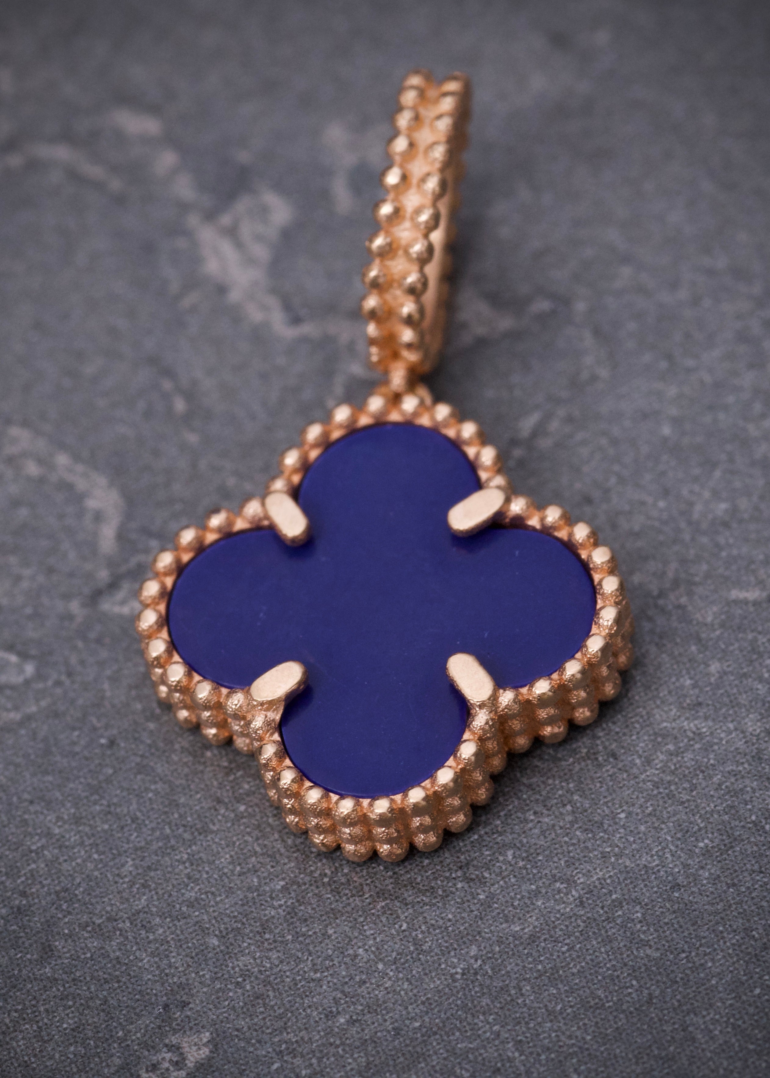 Dije lucky clover piedra azul 1.85gr / Largo 2.3cm / Oro Rosado Nac B