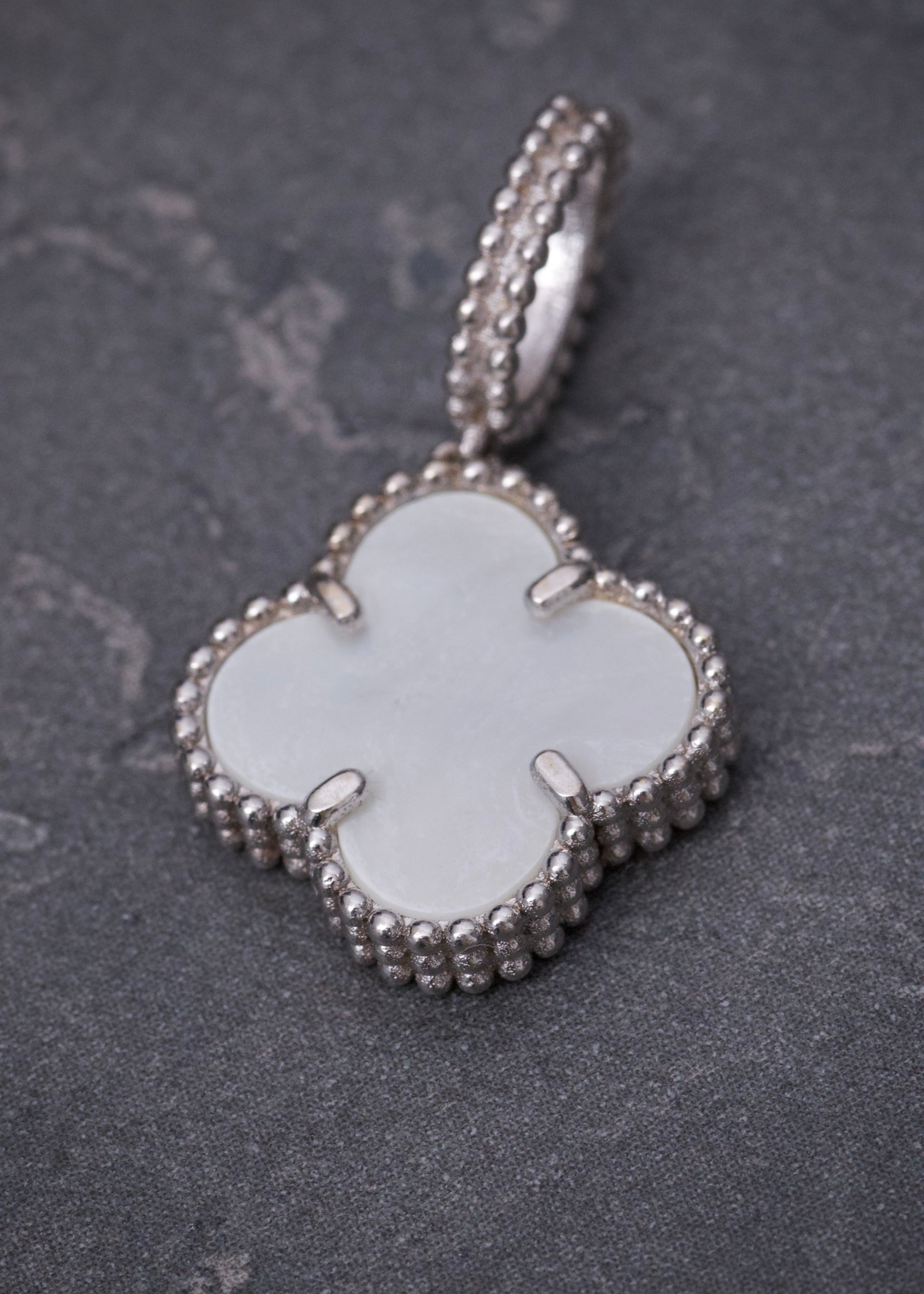 Dije lucky clover piedra blanca 2gr / Largo 2.3cm / Oro Blanco Nac B