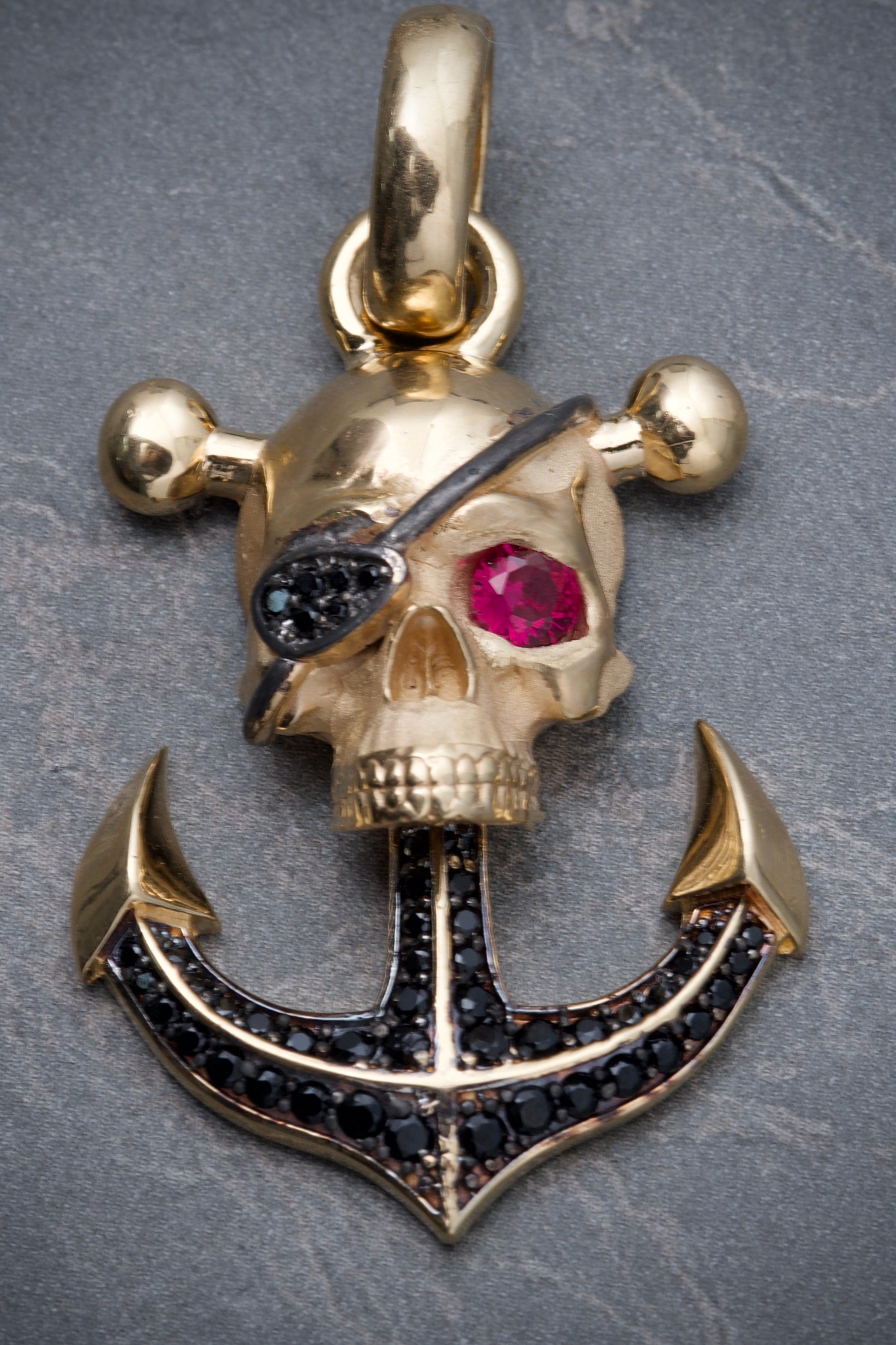 Dije De Ancla y Calavera Con Swarovski 14.6gr / Largo 4.8cm / Oro Amarillo Nac P