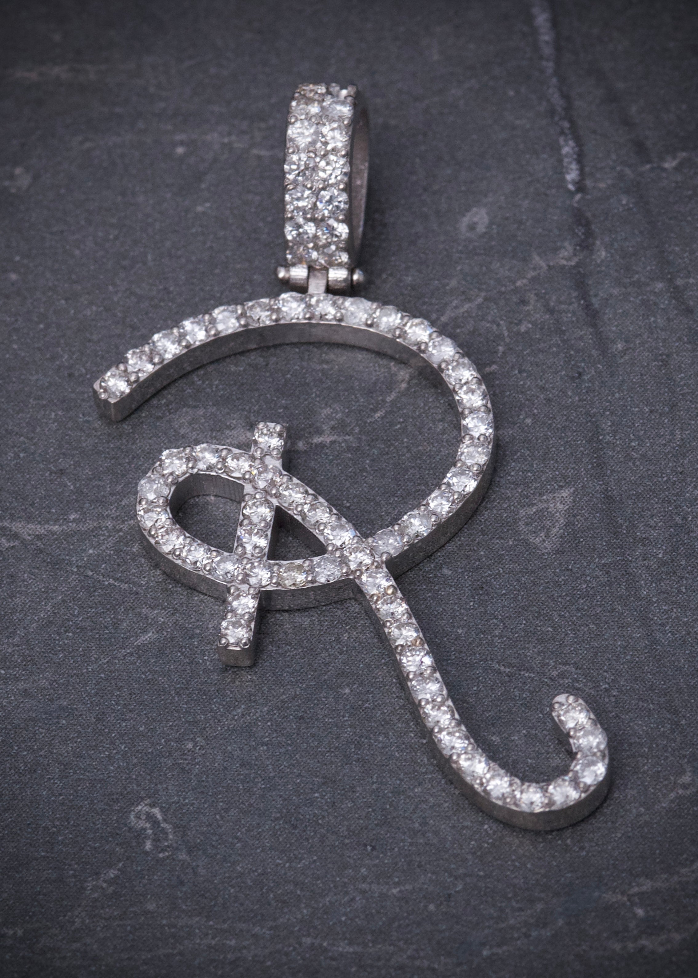 Dije letra R con 117pts de diamantes 5.4gr / Largo 4cm / Oro Blanco Nac (Joya) M