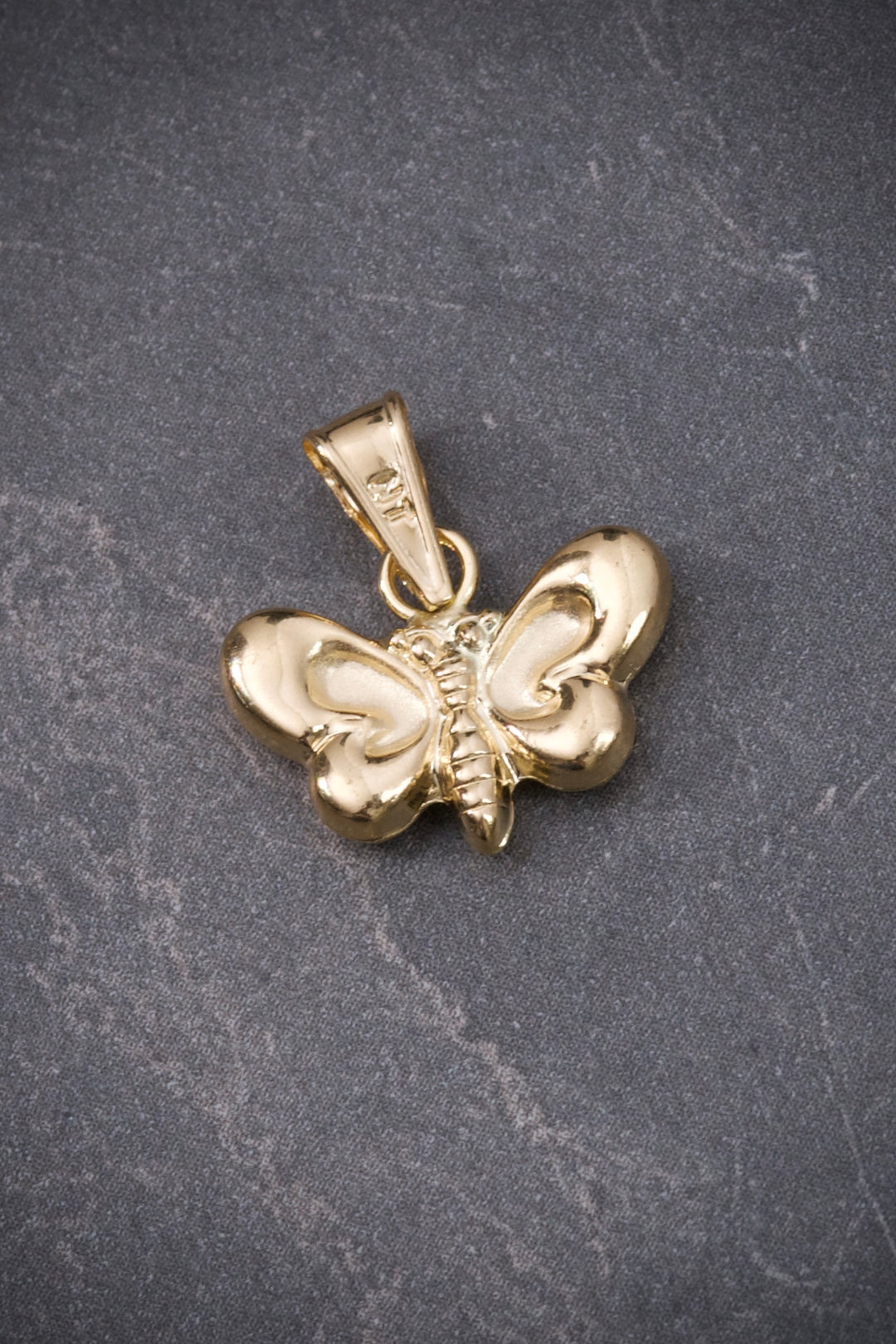 Dije de mariposa 0.75gr / Largo 1.7cm — Oro Amarillo