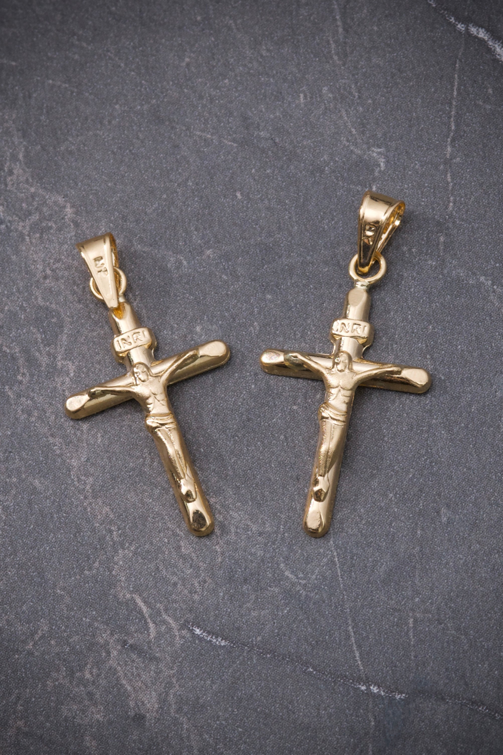 Dije cruz con cristo 0.7gr / Largo 2.7cm / Oro Amarillo Nac B