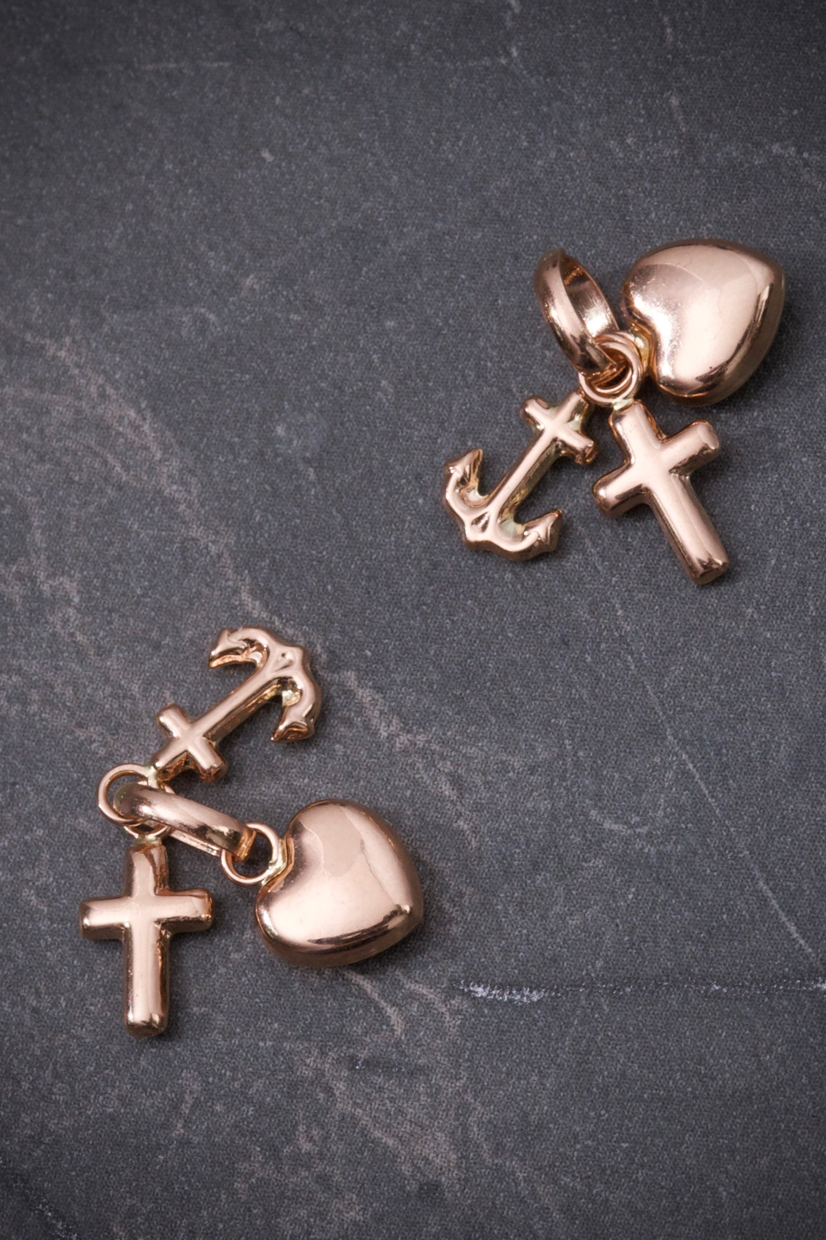 Dije de las tres gracias 0.55gr / Largo 1.5cm / Oro Rosado Nac M