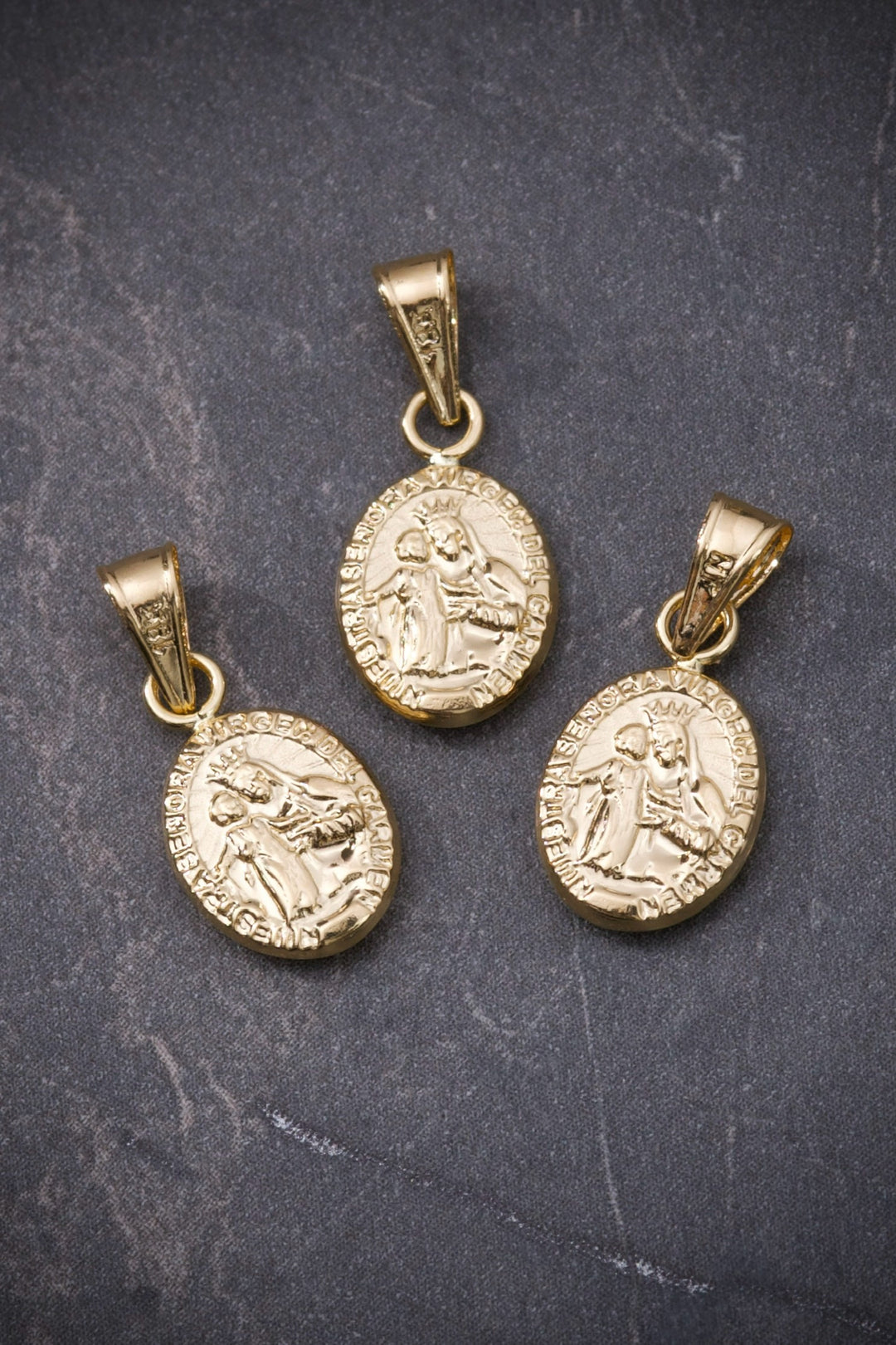 Dije virgen del carmen 0.45gr / Largo 1.8cm — Oro Amarillo