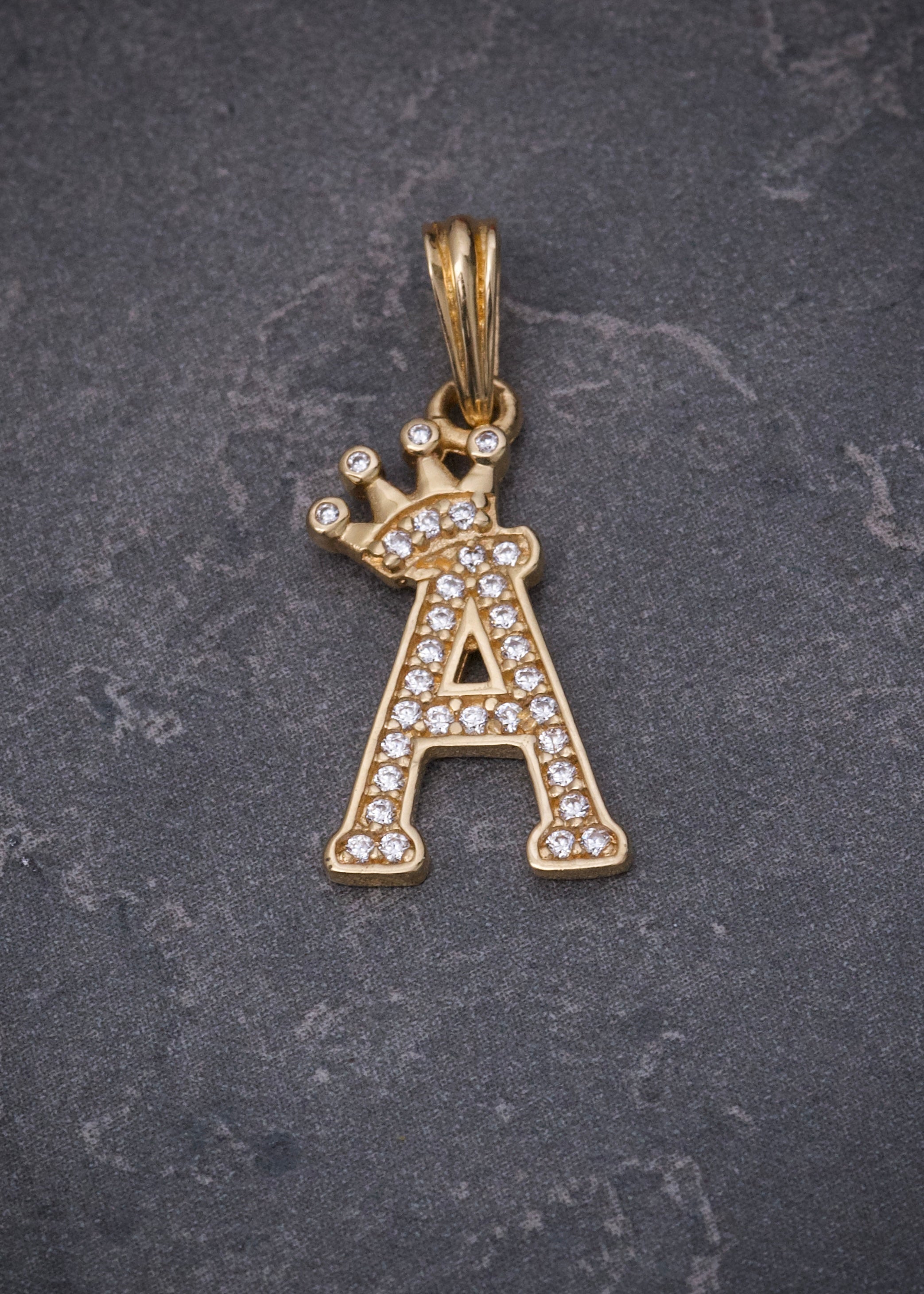 Dije letra A con swarovski blanco 1.4gr / Largo 2.4cm / Oro Amarillo Nac P