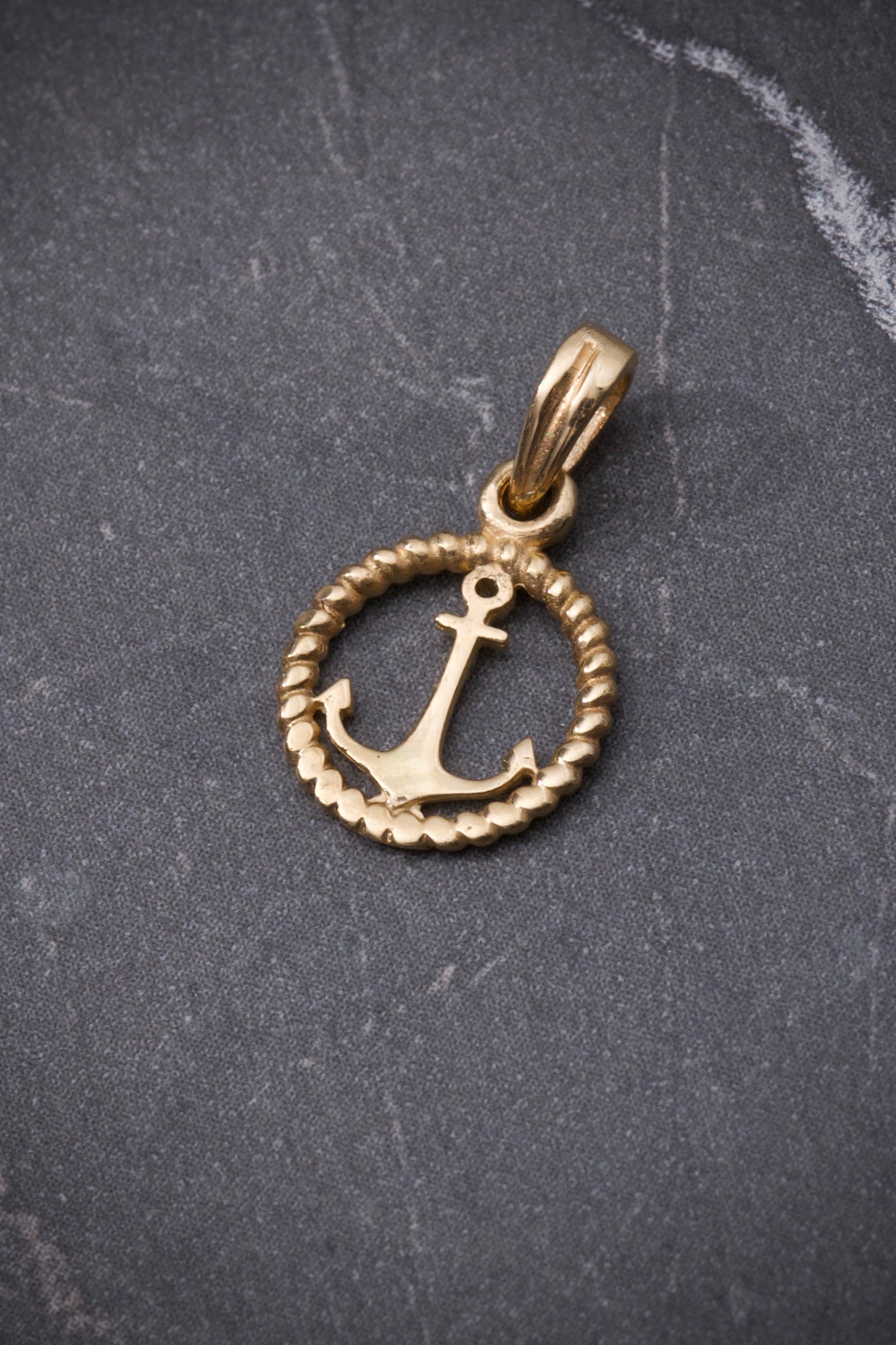 Dije ancla 0.6gr / Largo 1.7cm / Oro Amarillo Nac B