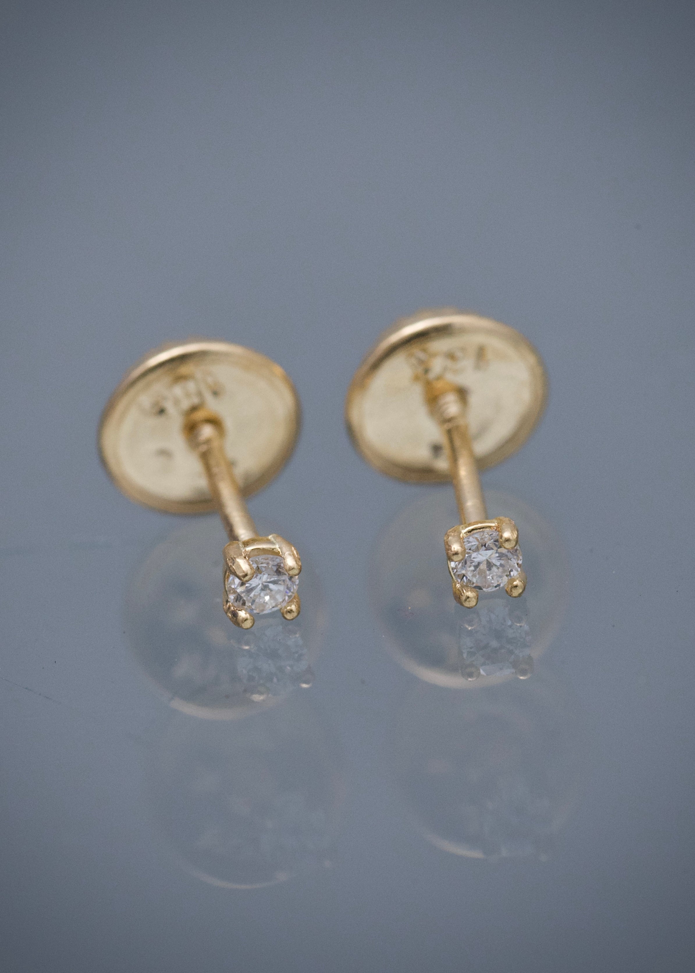 Topos con 6pts de diamante 0.45gr / Largo 0.22cm / Oro Amarillo (Joya) M