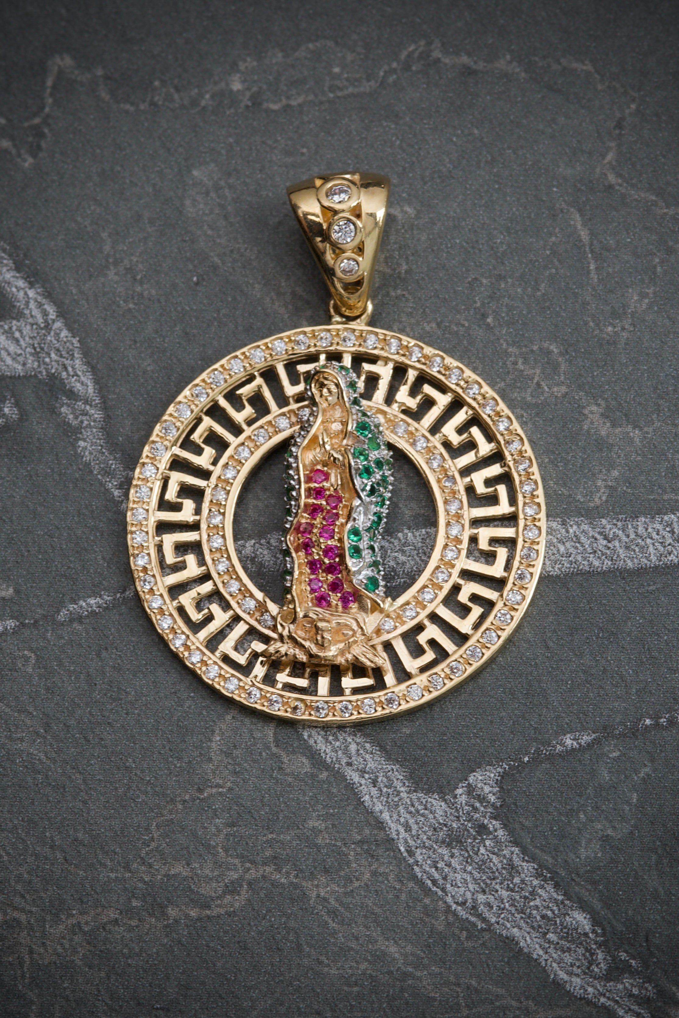 Dije virgen de guadalupe con swarovski blanco verde y fucsia 7.65gr / Largo 3.7cm / Oro Amarillo Nac M