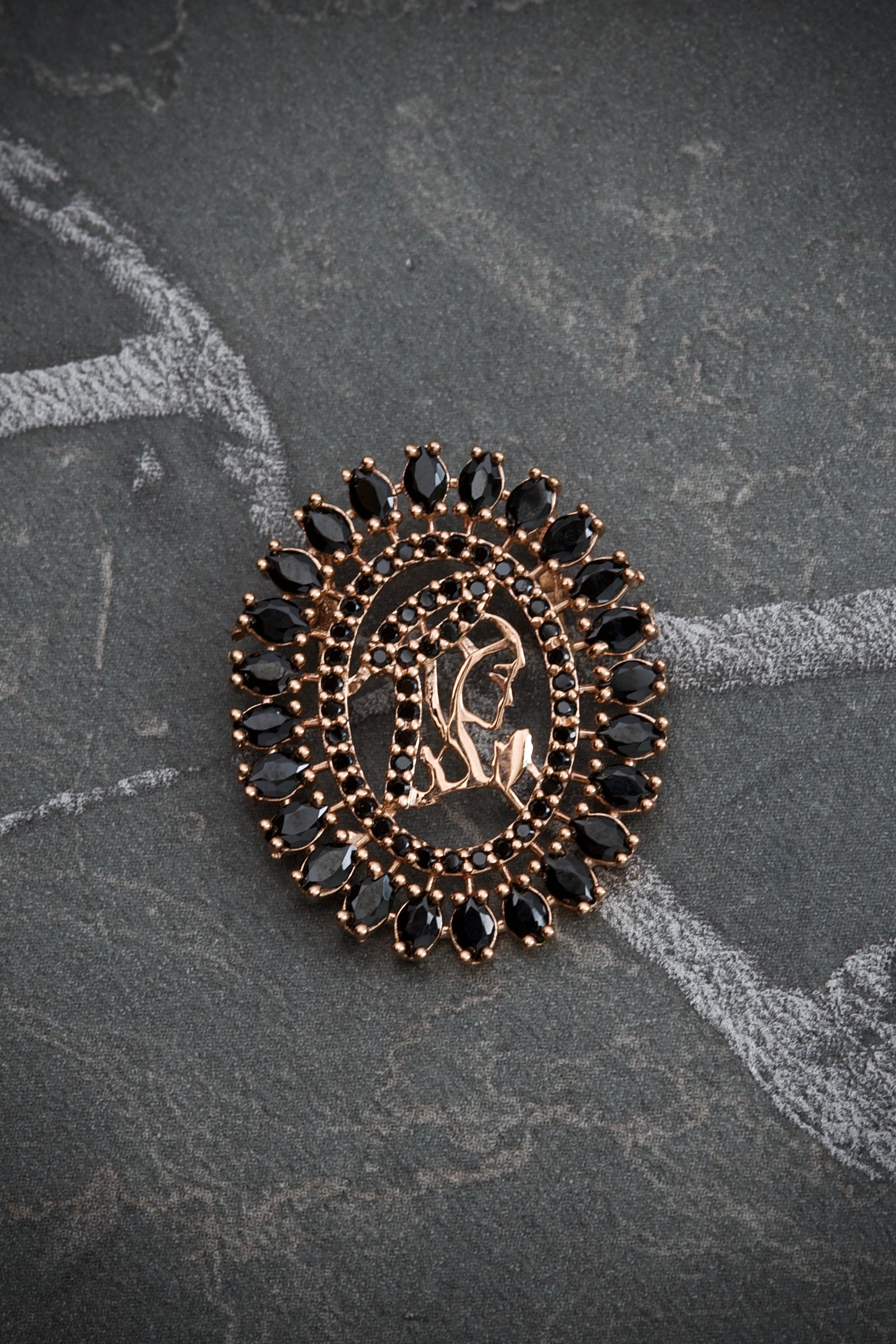 Dije virgen Maria con swarovski negro 2.7gr / 2.7cm / Oro Rosado Nac M