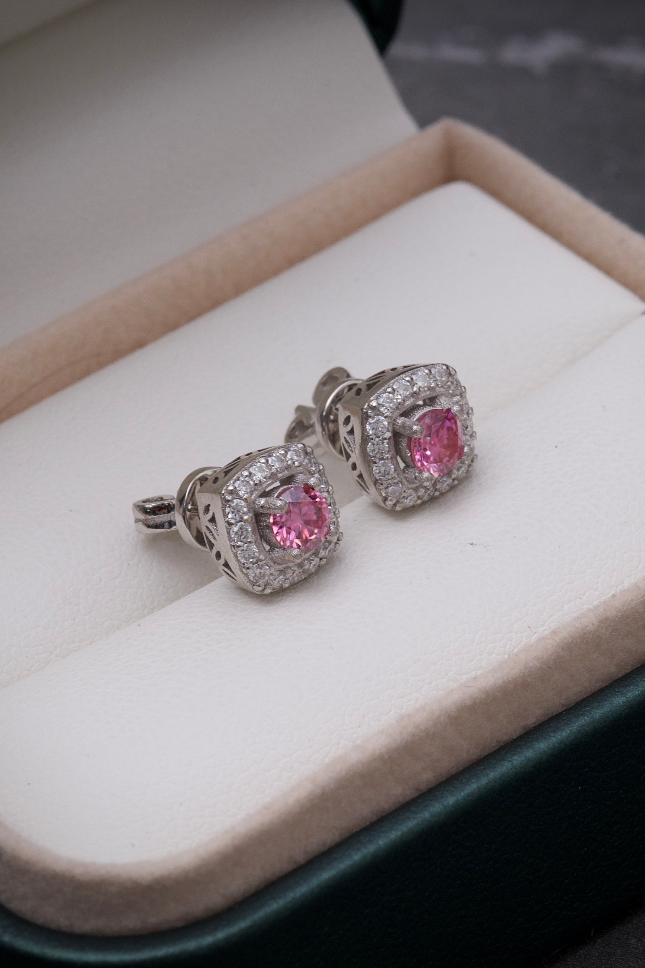 Topos con 74pts de moissanita rosada y blanca 3.8gr / Largo 1.5cm / Oro Blanco Nac (Joya) B