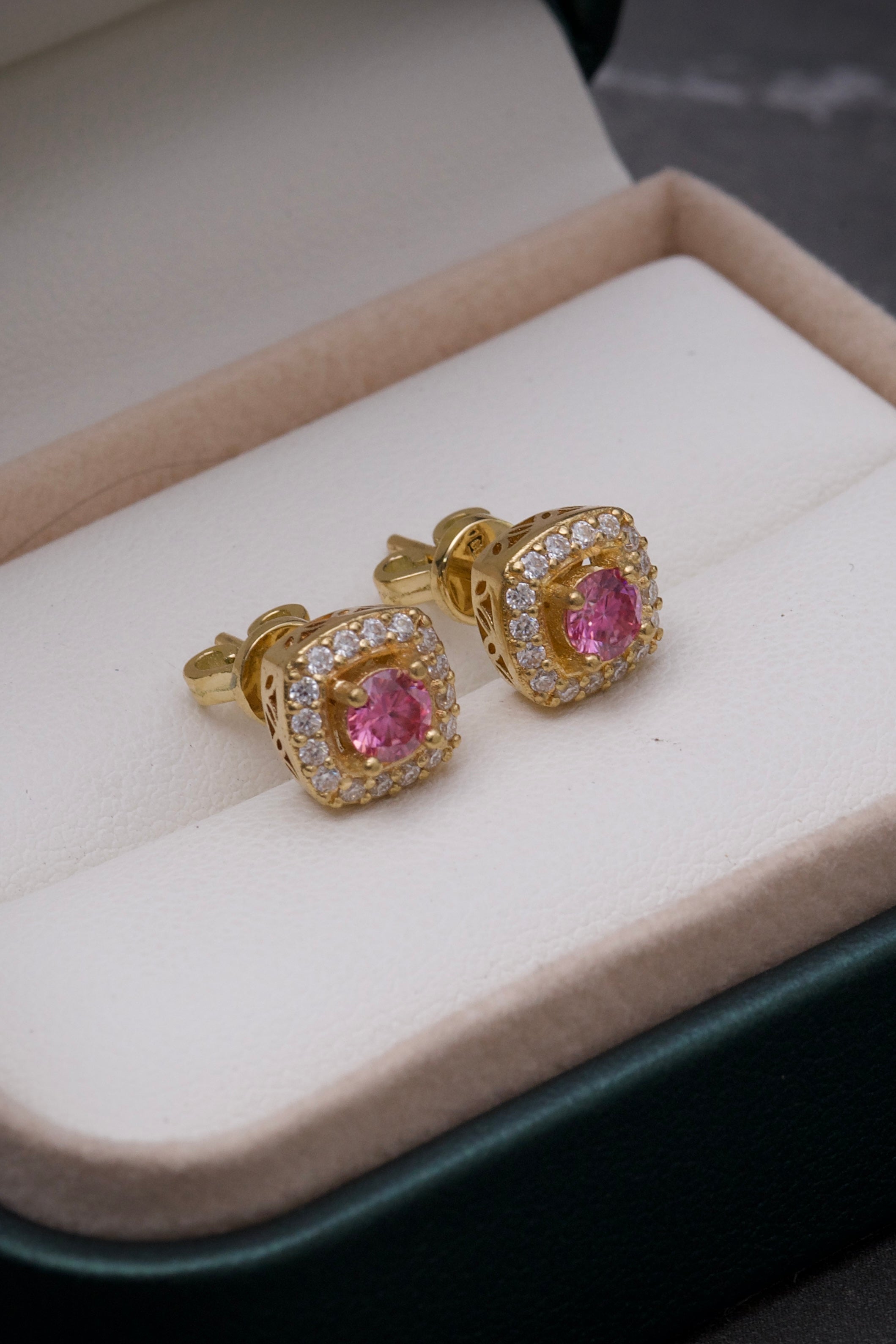 Topos con 74pts de moissanita rosada y blanca 4gr /Largo 1.6cm / Oro Amarillo Nac (Joya) B