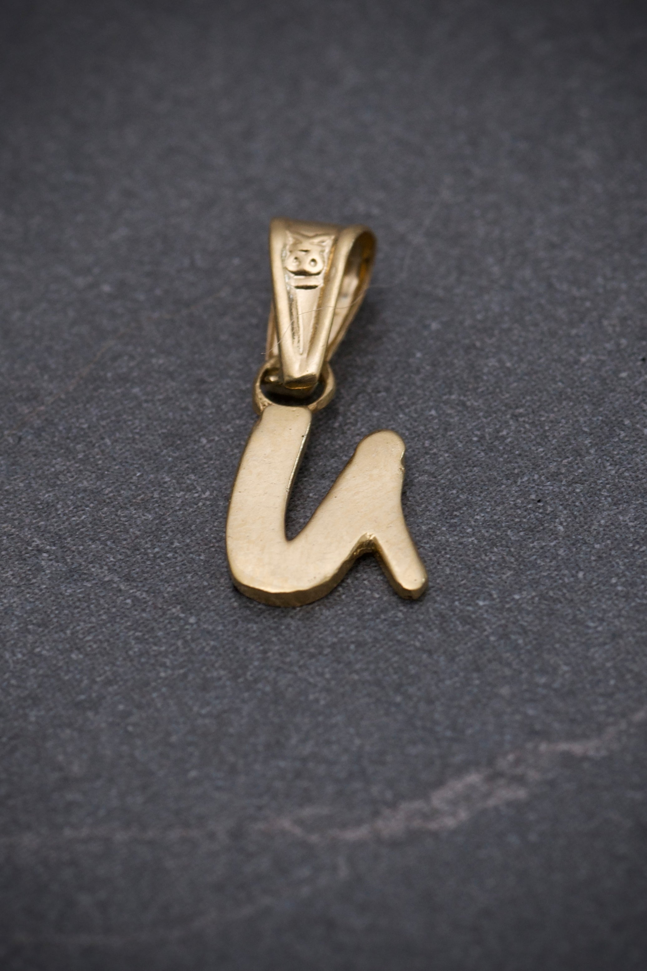 Dije de letra U liso 0.3gr / 1.6cm / Oro Amarillo Nac B