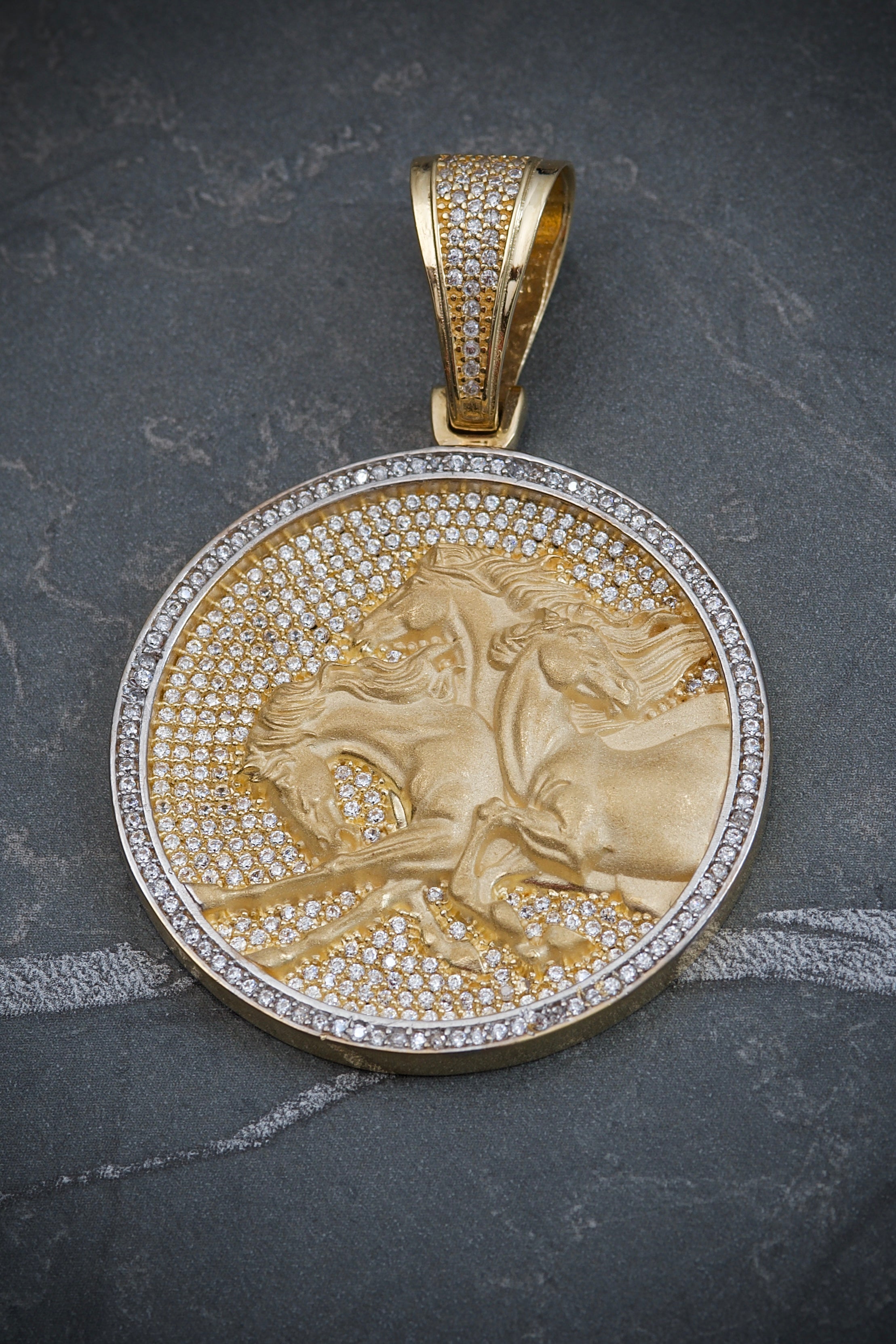 Dije de medalla de caballos 19.5gr / 5.5cm / Oro Amarillo Nac M