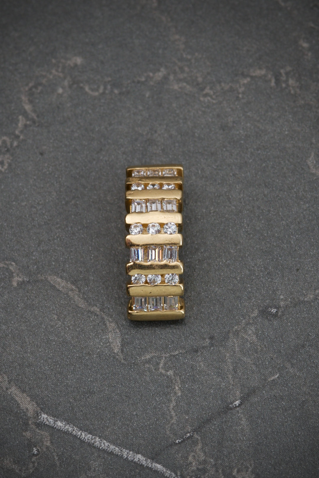 Dije con swarovski blanco 2.6gr / 1.7cm — Oro Amarillo