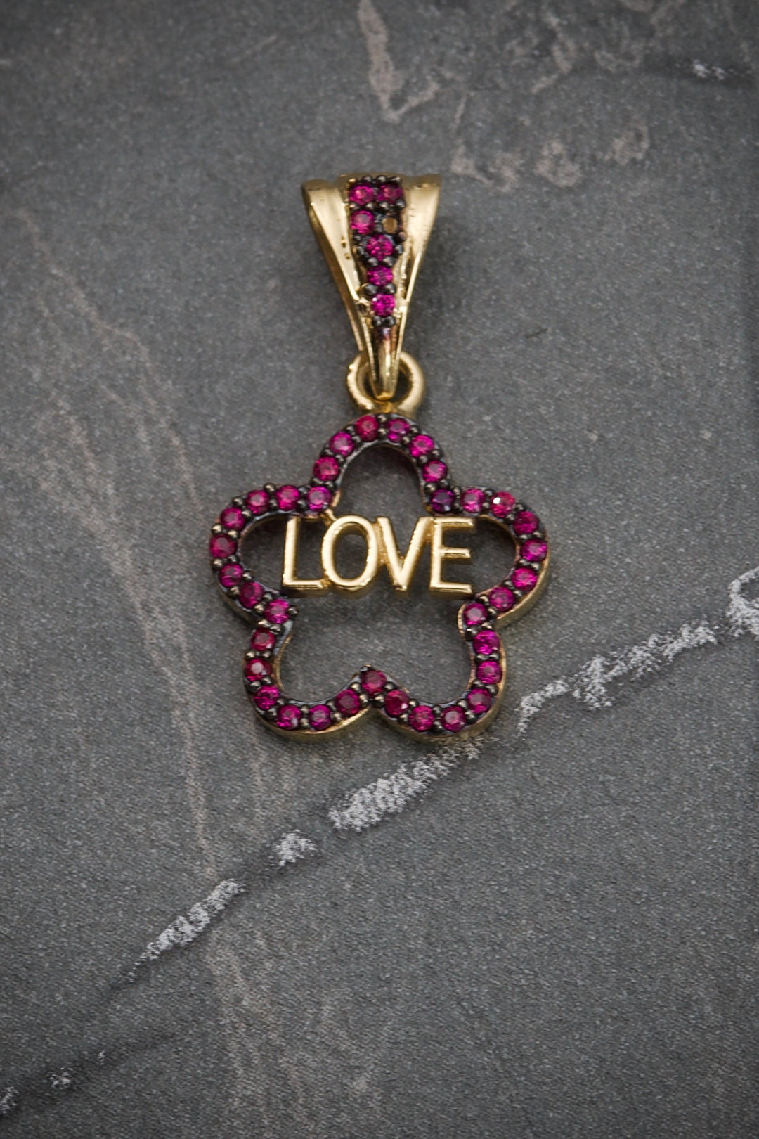 Dije de flor love con swarovski fucsia 1.45gr / Largo 2.5cm — Oro Amarillo