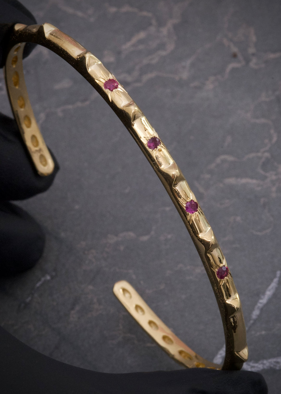 Pulso aro con 20 pts de rubie 17.5gr / largo 18cm — Oro Amarillo