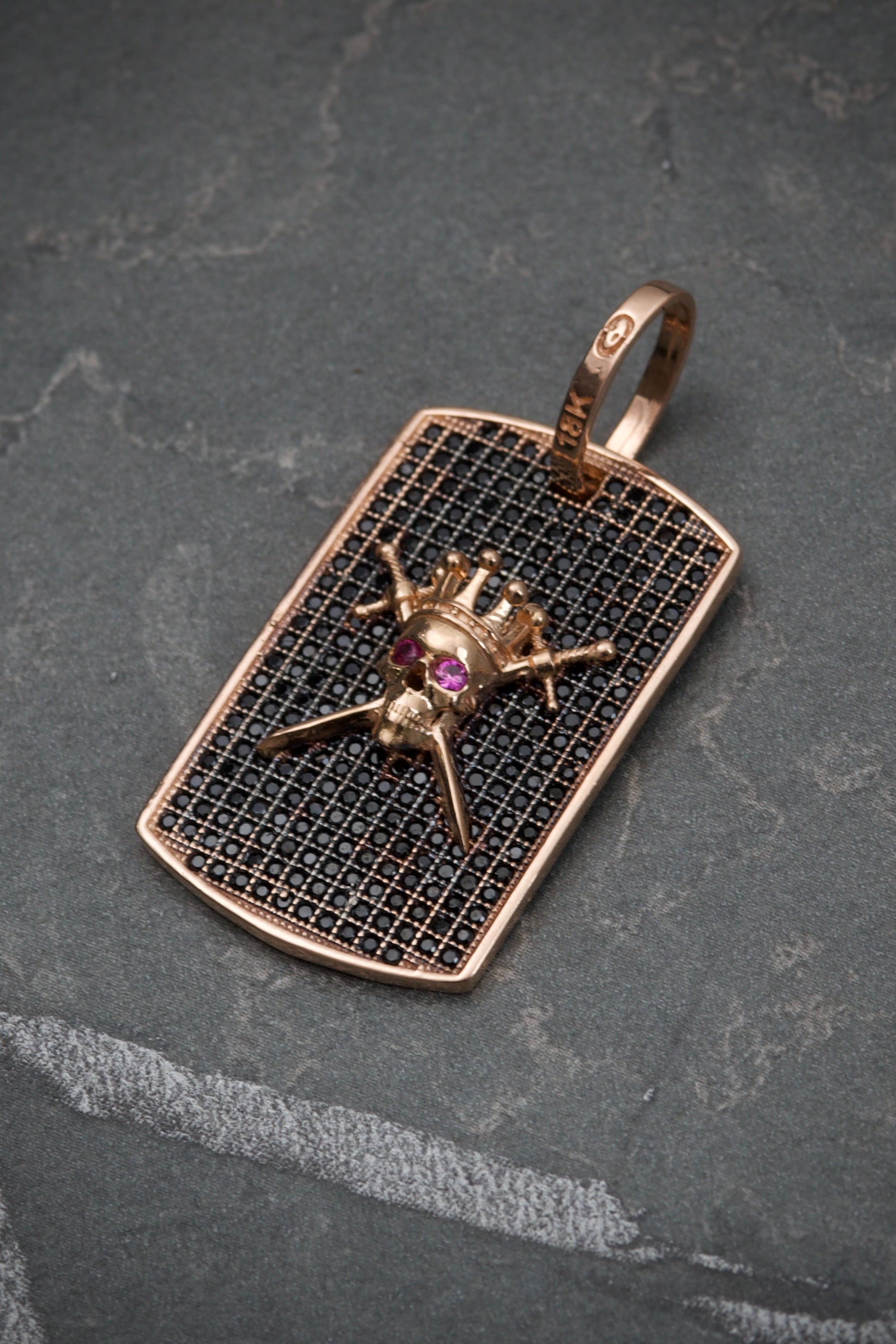 Dije De Placa Calavera Con Swarovski Negro y Fucsia 6.9gr / Largo 3.8cm / Oro Rosado Nac B