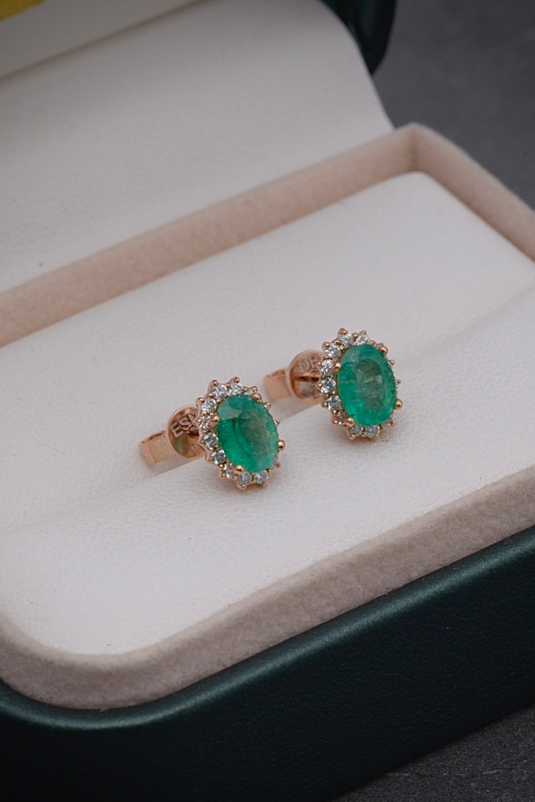 Topos con 116pts esmeralda / 28pts diamante 2.4gr / Largo 0.92cm / Oro Rosado Nac (Joya) M