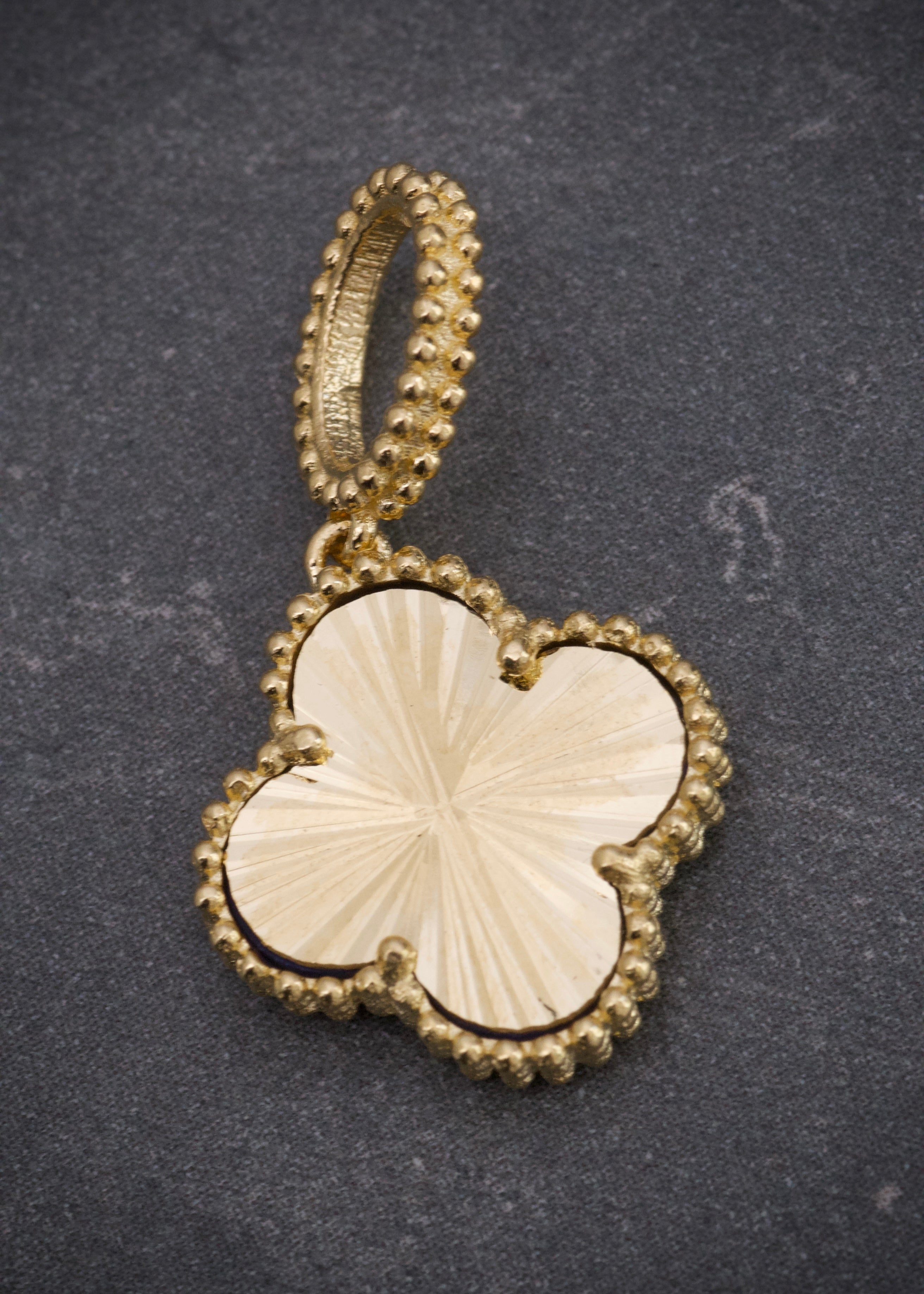 Dije Lucky Clover Diamantado 3.25gr / 2.3cm / 13.8mm — Oro Amarillo
