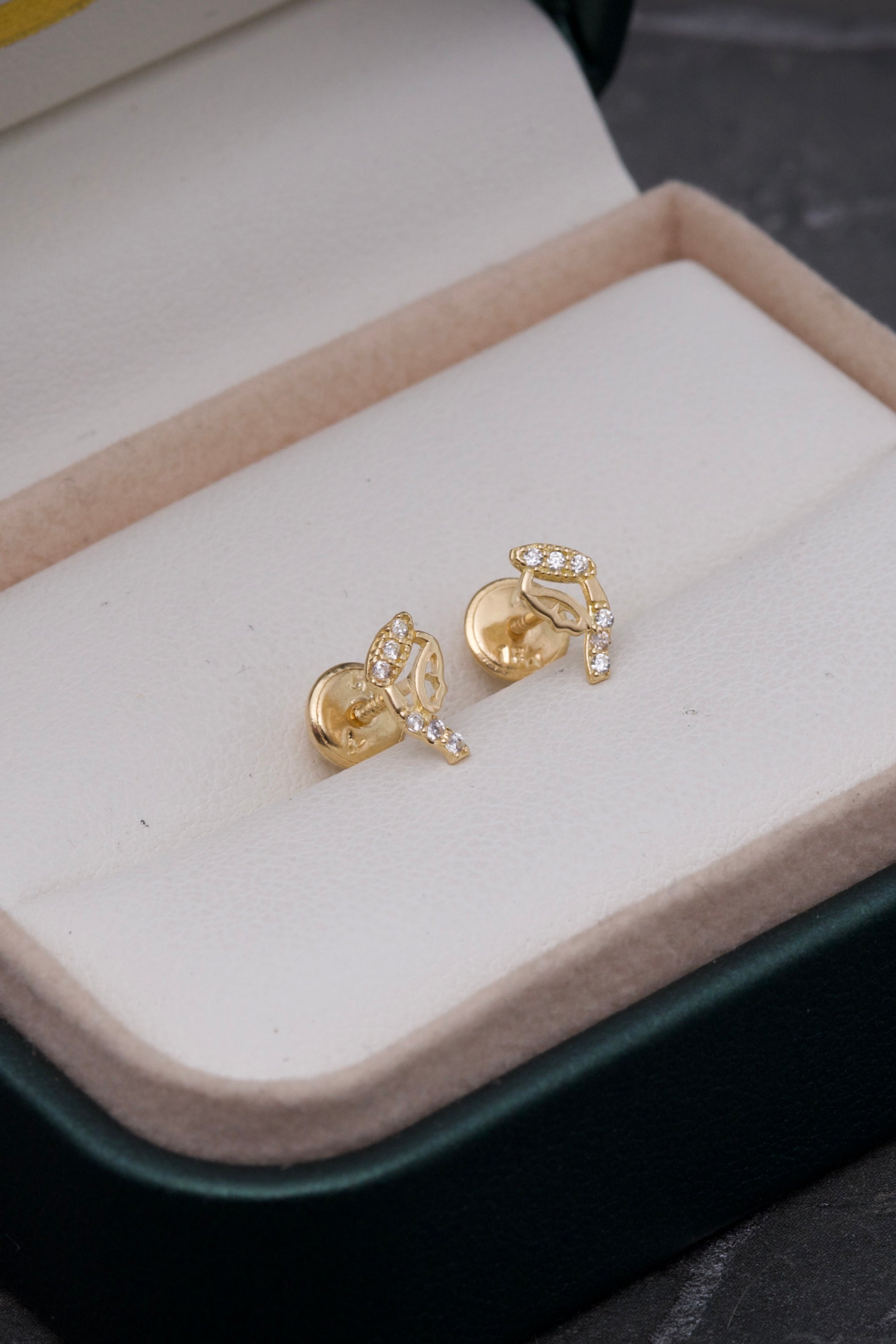 Topos virgen maria 0.7gr / Largo 1 cm / Oro Amarillo Nac B