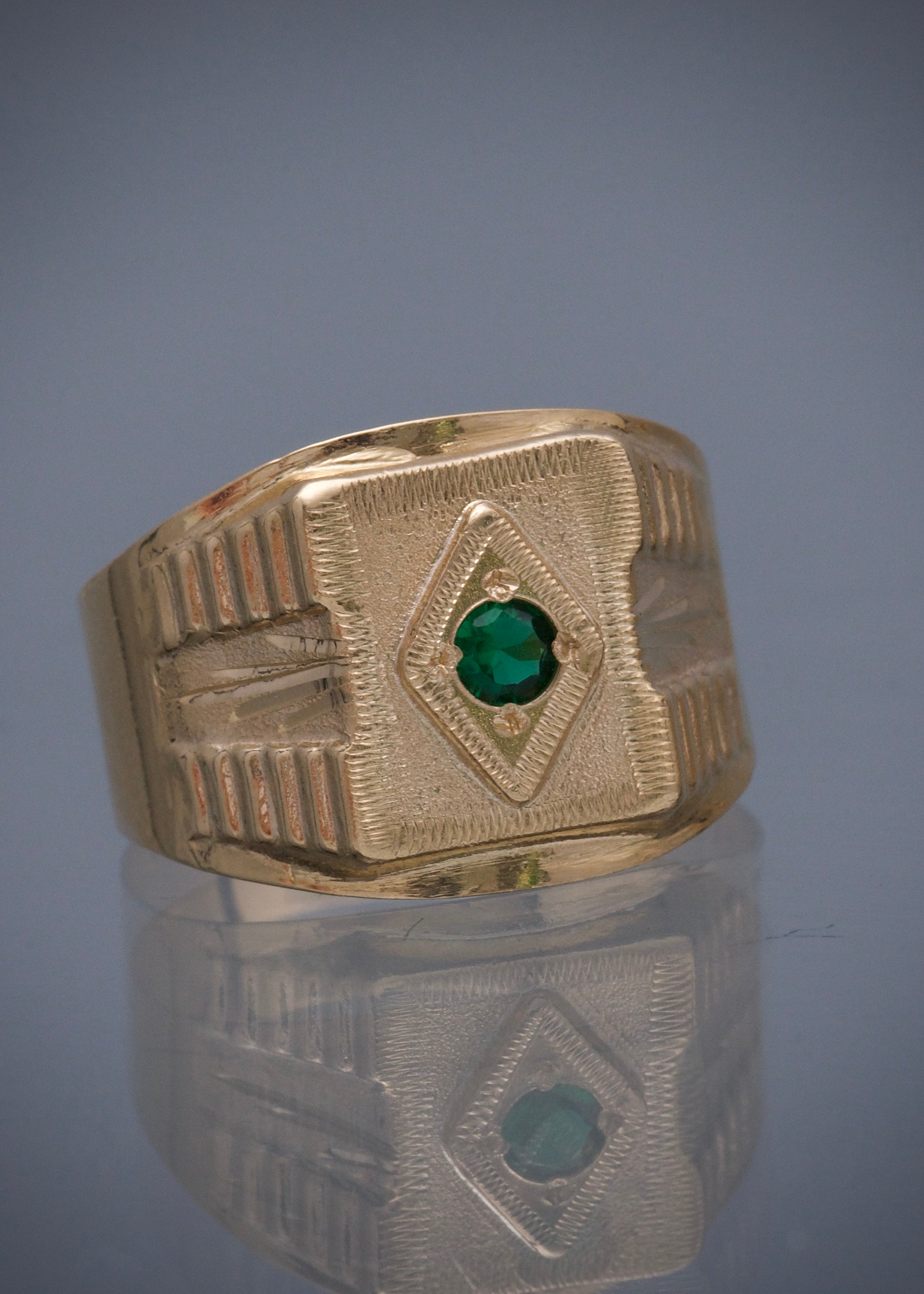 Anillo con swarovski verde 3.3gr / Talla 11 1/4 / Oro Amarillo Nac M