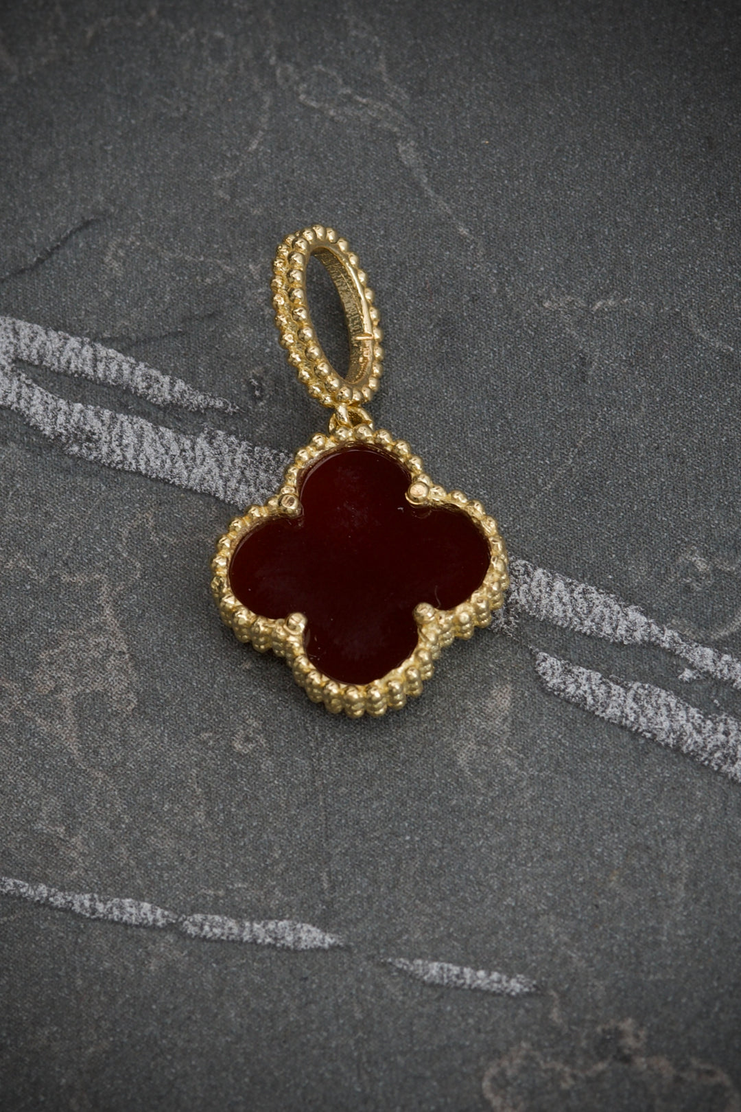 Dije lucky clover piedra Roja 2.15gr / 2.3cm — Oro Amarillo