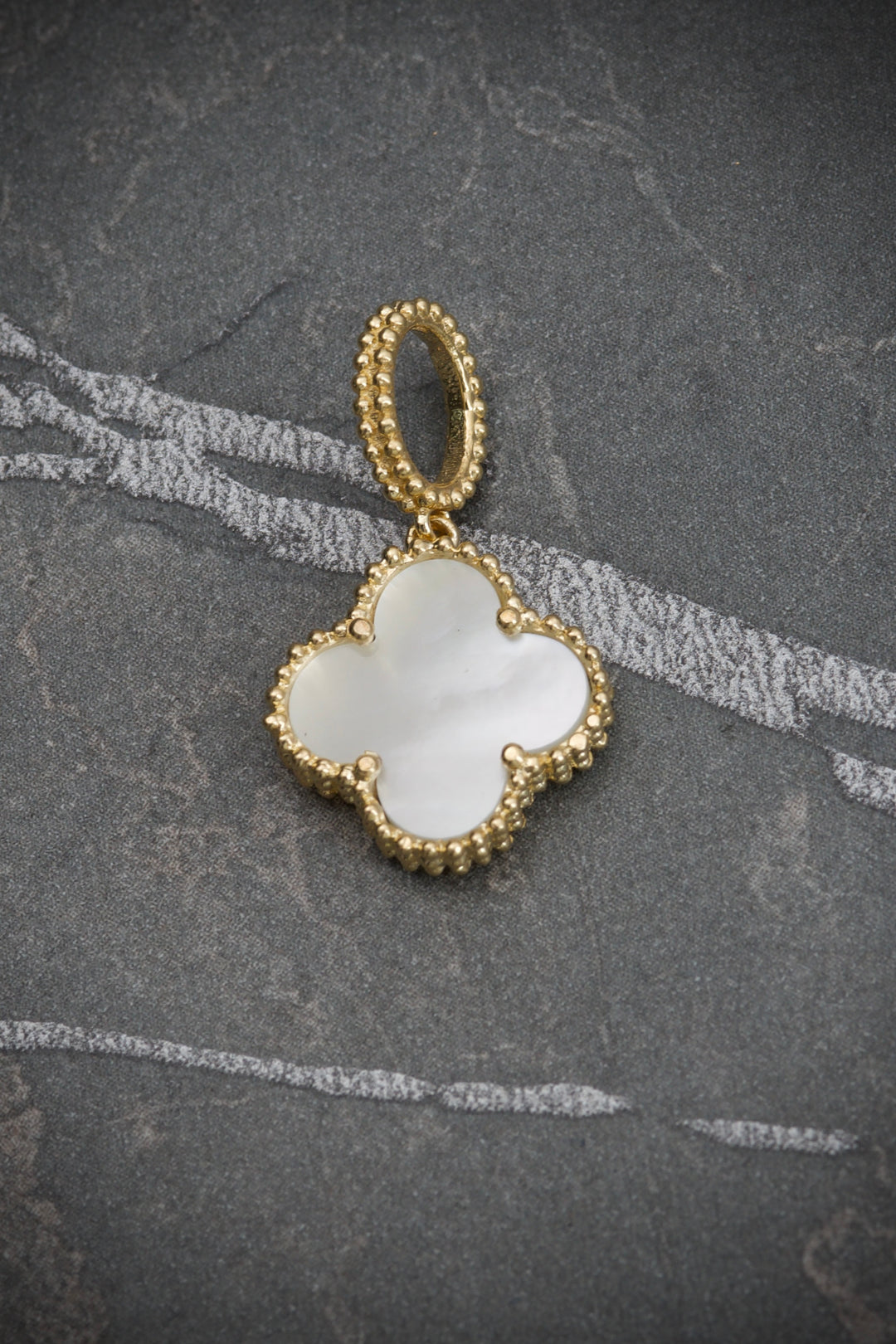 Dije lucky clover 1.95gr / Largo 2.3cm — Oro Amarillo