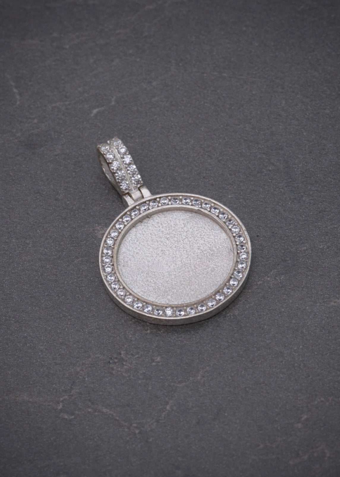Dije medalla con swarovski blanco 2.9gr / Largo 2.7cm / Plata P