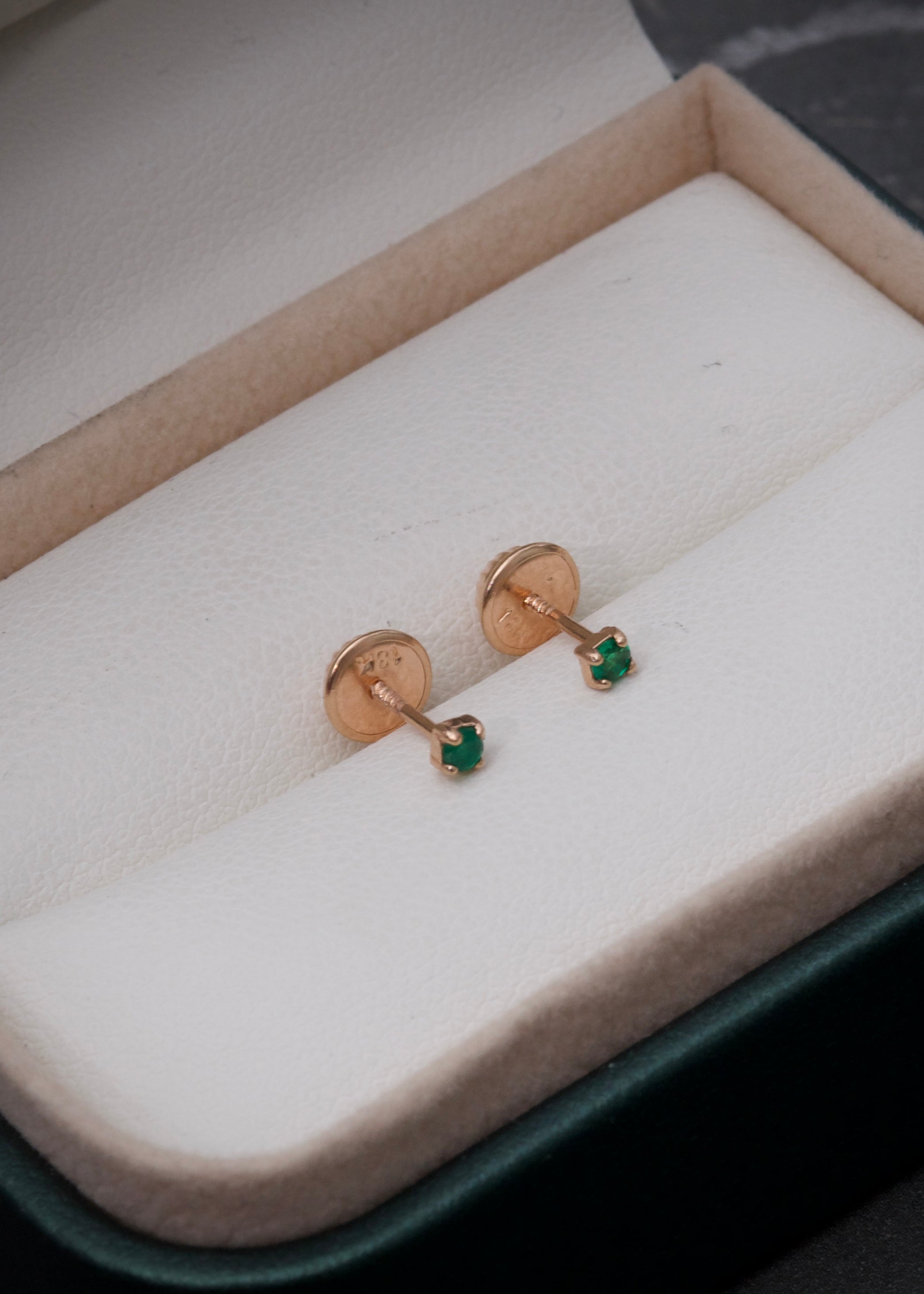 Topos con 7pts de esmeralda 0.45gr / Largo 1 cm / Oro Rosado Nac (Joya) B