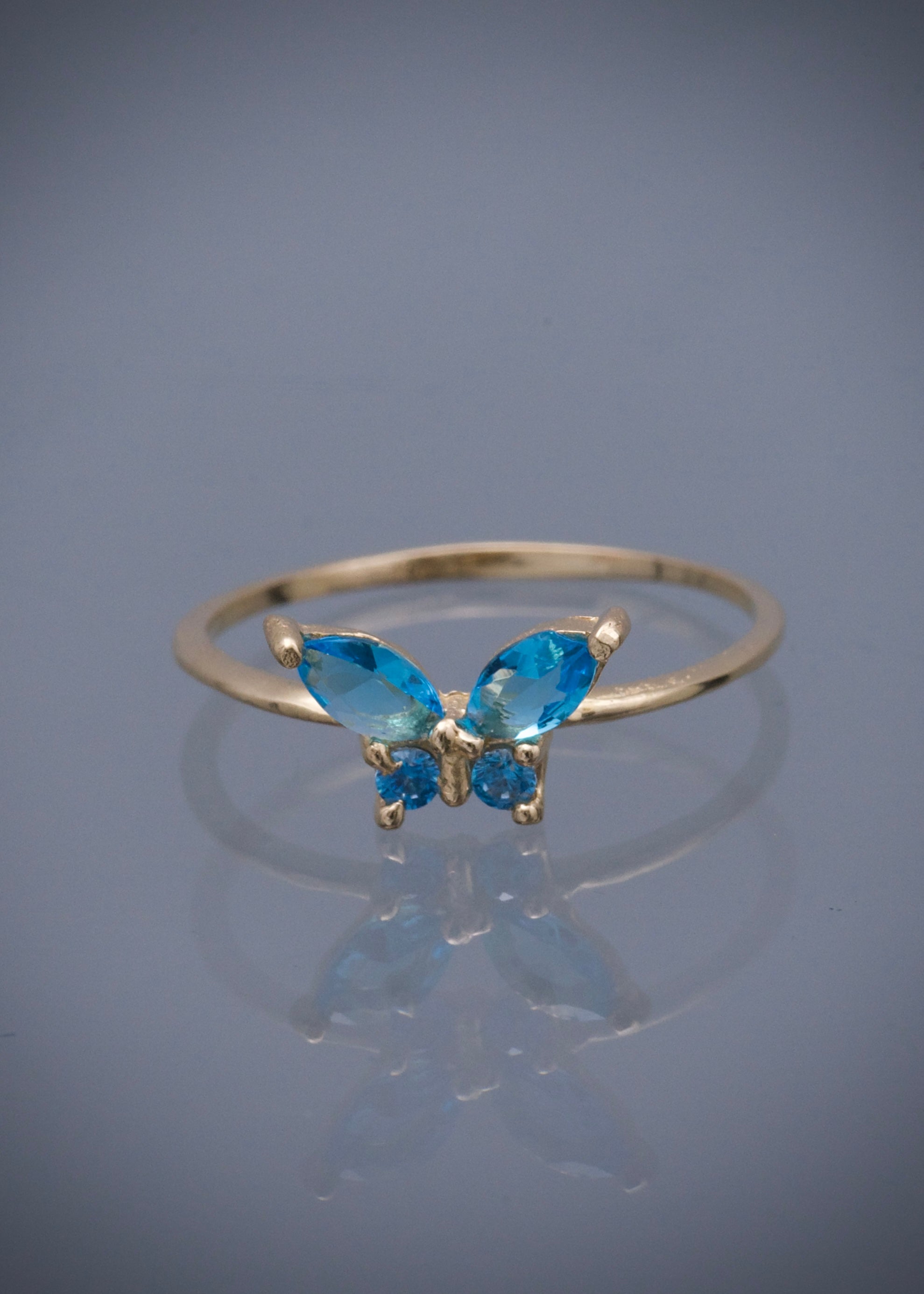 Anillo mariposa con swarovski azul 1.35gr / Talla: 7 / Oro Amarillo Nac B
