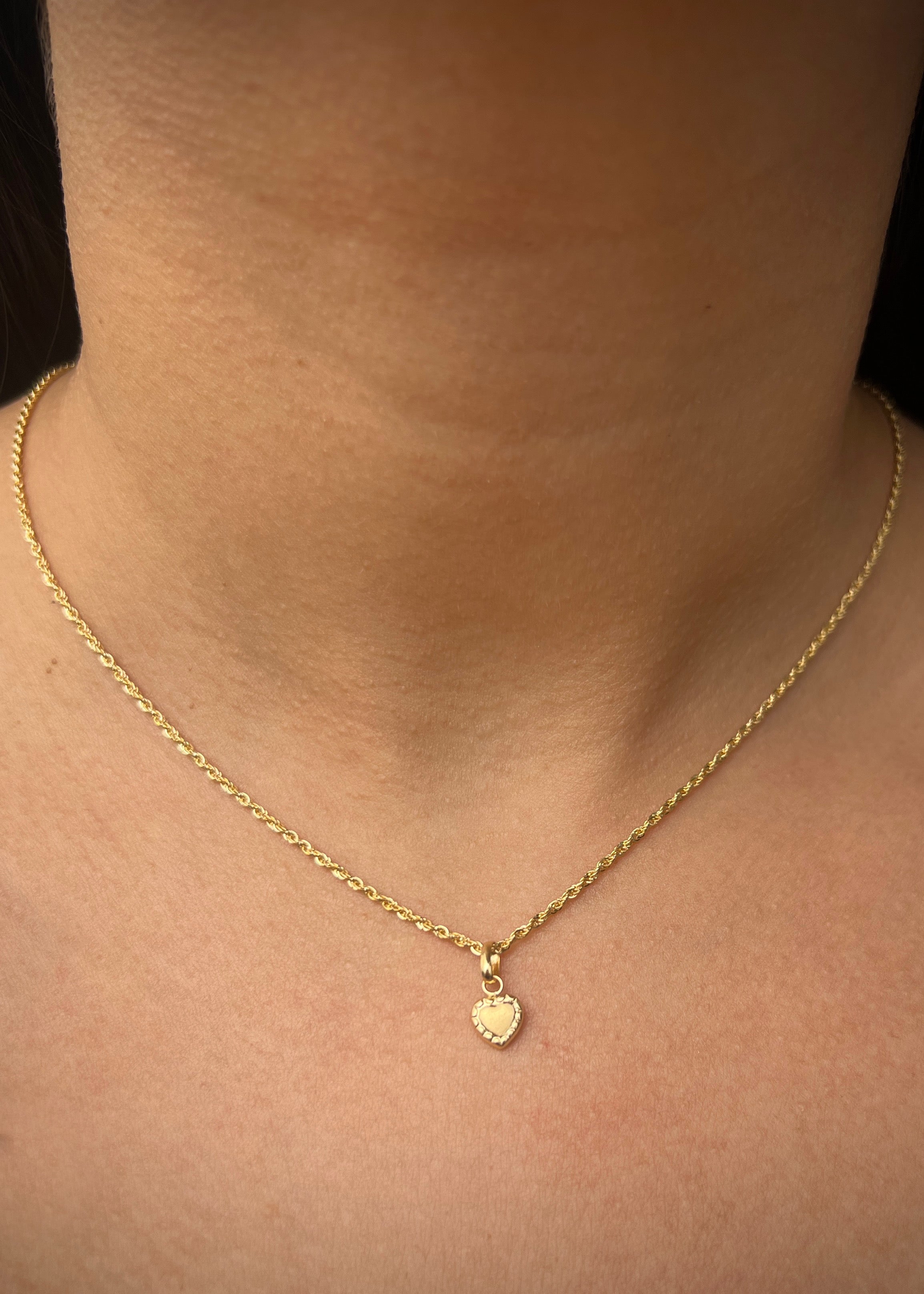 Dije corazon con relieve 0.25gr / Largo 1.3cm / Oro Amarillo Nac B