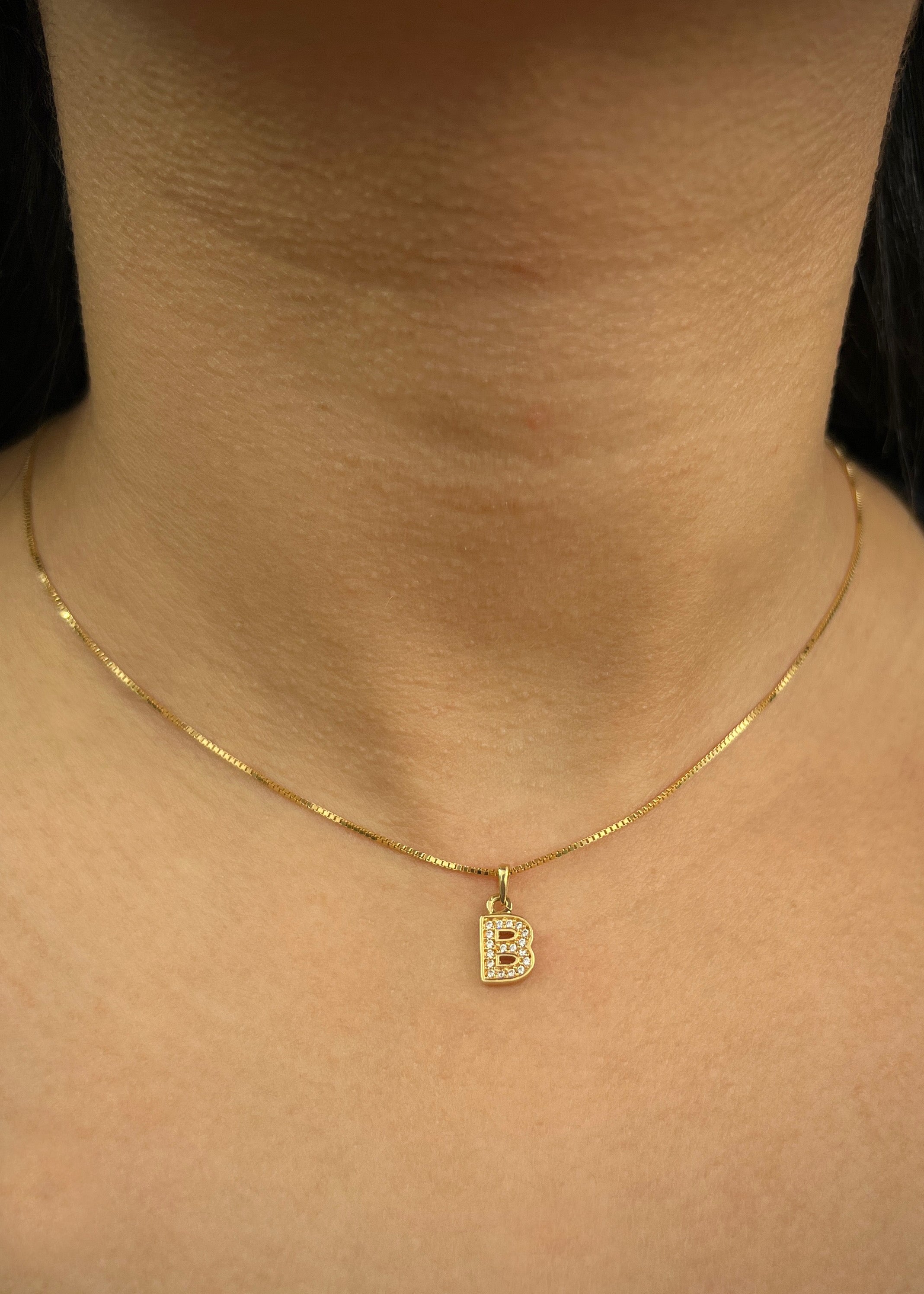 Dije letra B con swarovski blanco 0.75gr / Largo 1.5cm / Oro Amarillo Nac M