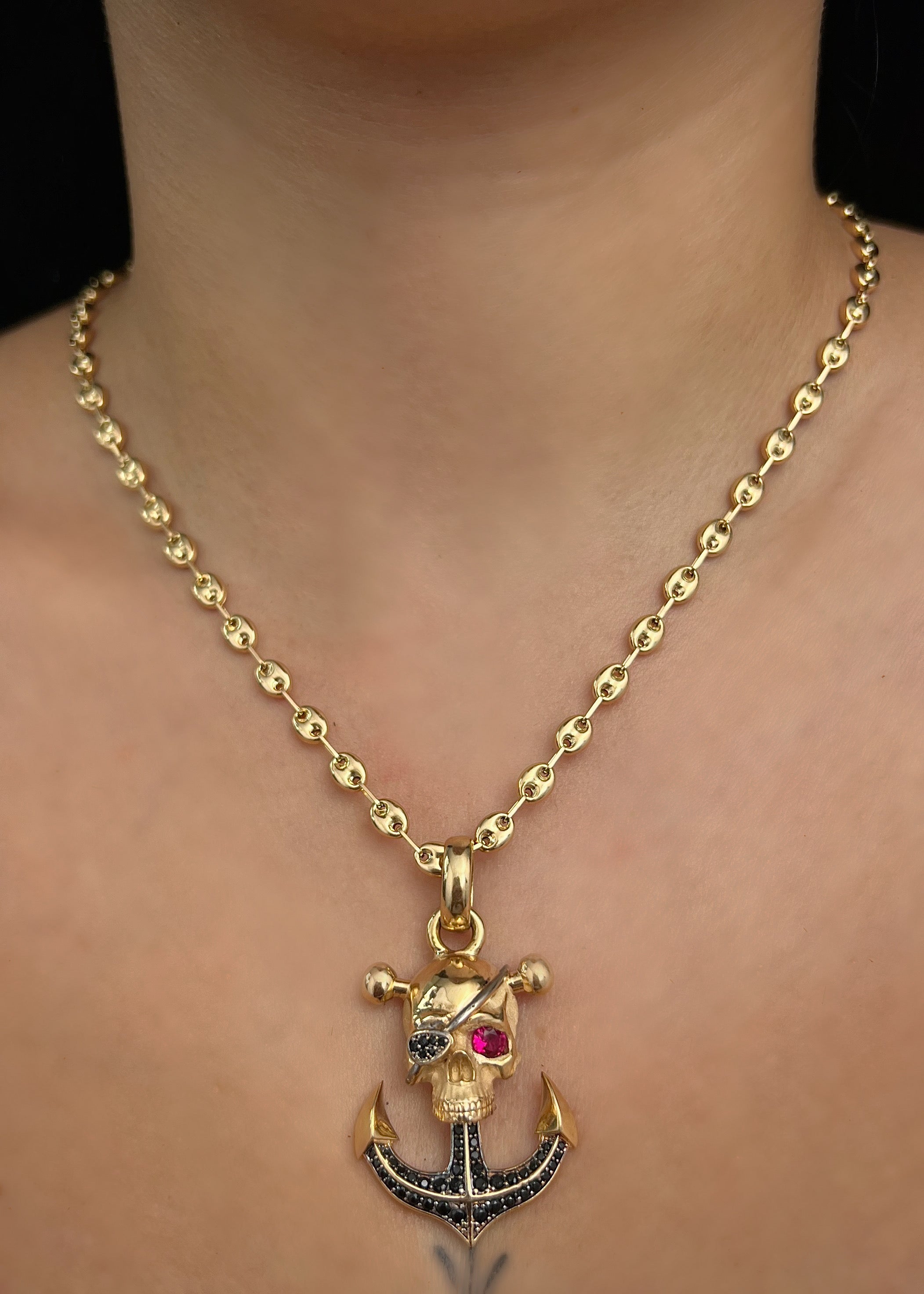 Dije De Ancla y Calavera Con Swarovski 14.6gr / Largo 4.8cm / Oro Amarillo Nac P