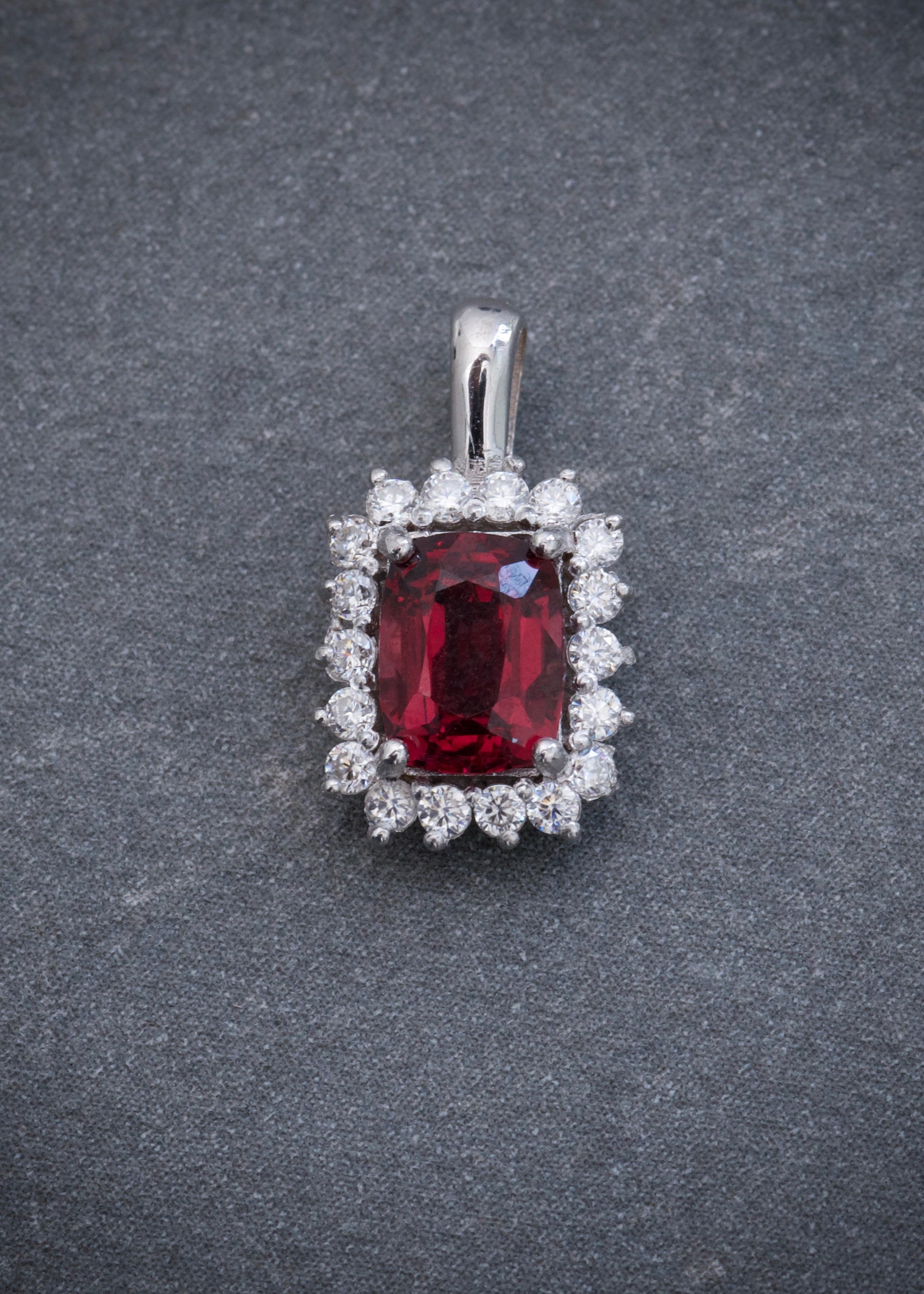 Dije con 100pts de moissanita 0.95gr / Largo: 1.4cm / Oro Blanco (Joya) B