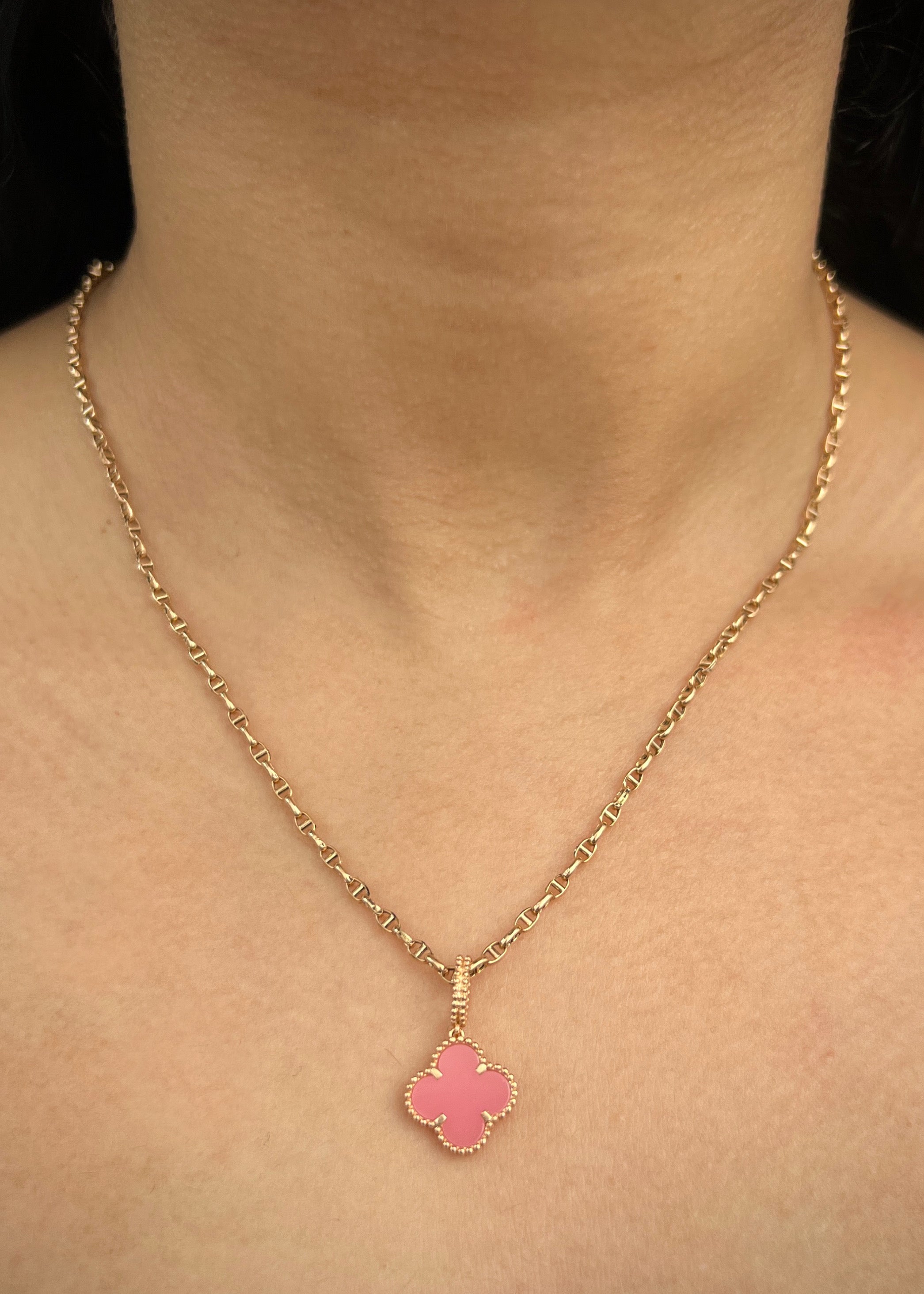 Dije lucky clover piedra rosada 1.8gr / Largo 2.3cm / Oro Rosado Nac B