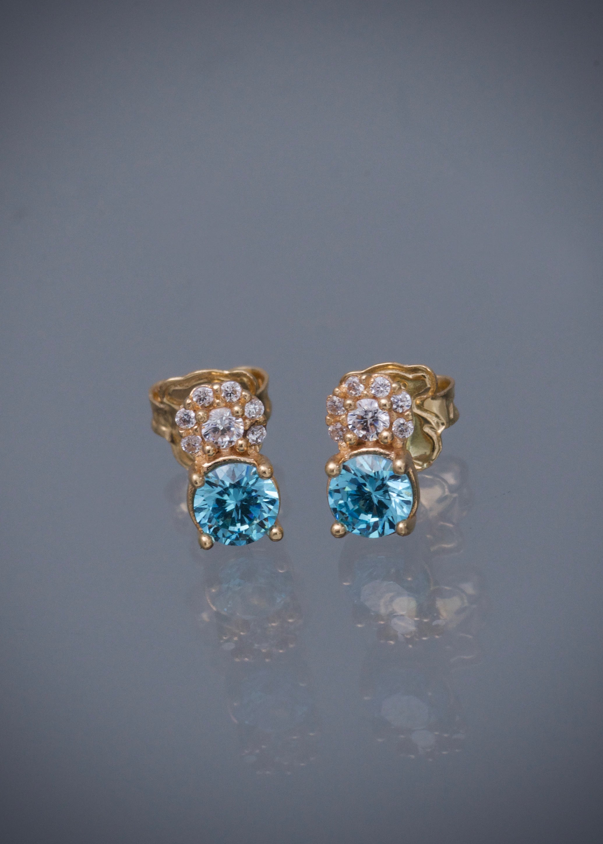 Topos con swarovski azul y blanco 1.5gr / Largo 0.7cm / Oro Amarillo Nac B