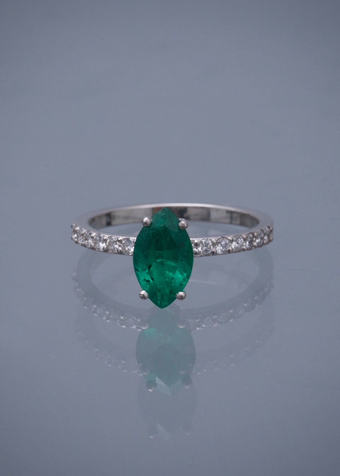 Solitario con 122pts de esmeralda / 40pts de diamantes blancos 2.8gr / Talla 7 — Oro Blanco