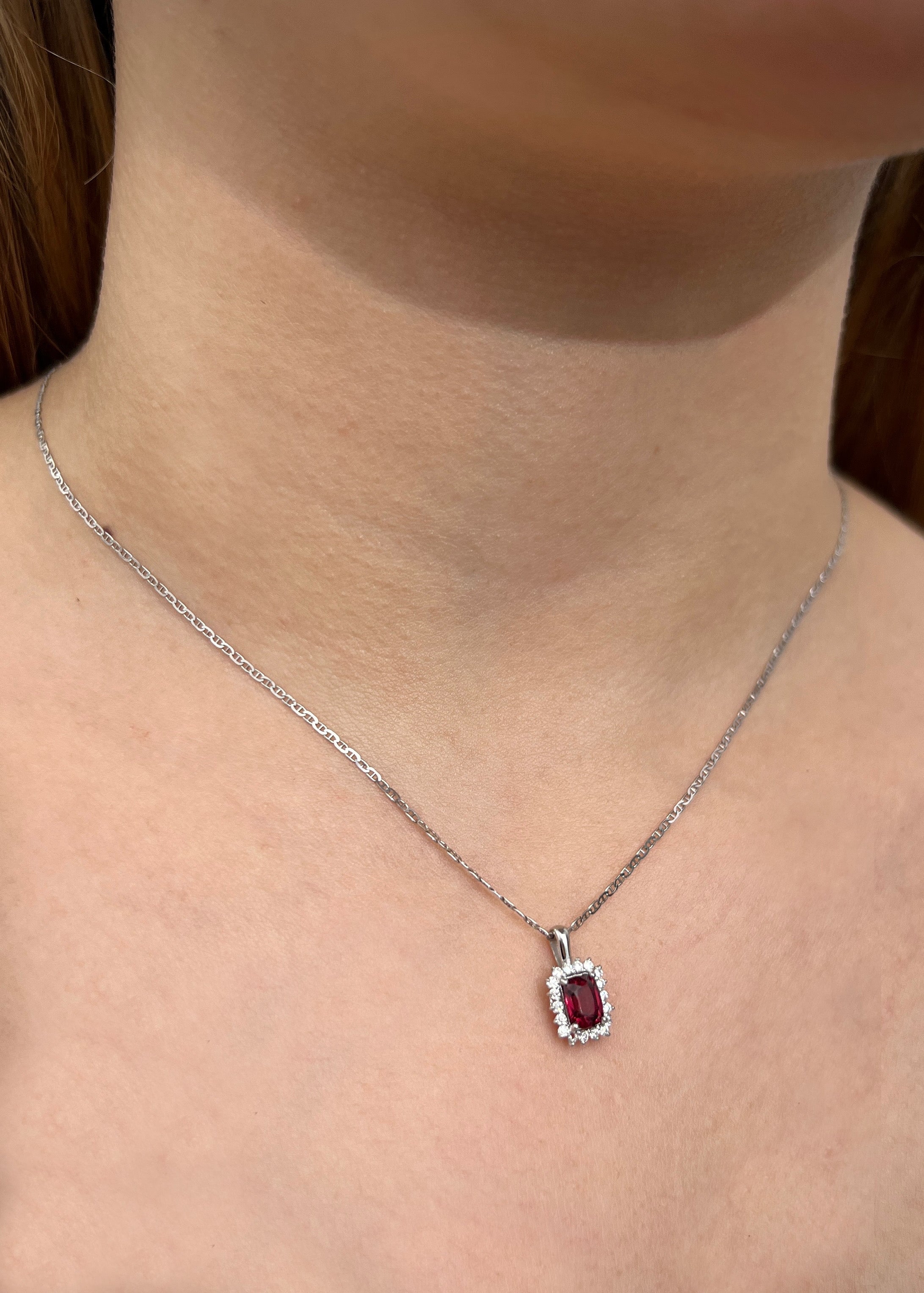 Dije con 100pts de moissanita 0.95gr / Largo: 1.4cm / Oro Blanco (Joya) B