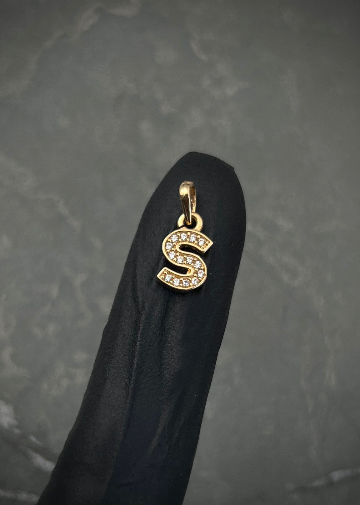 Dije letra S con swarovski blanco 0.8gr / Largo 1.5cm / Oro Amarillo Nac B