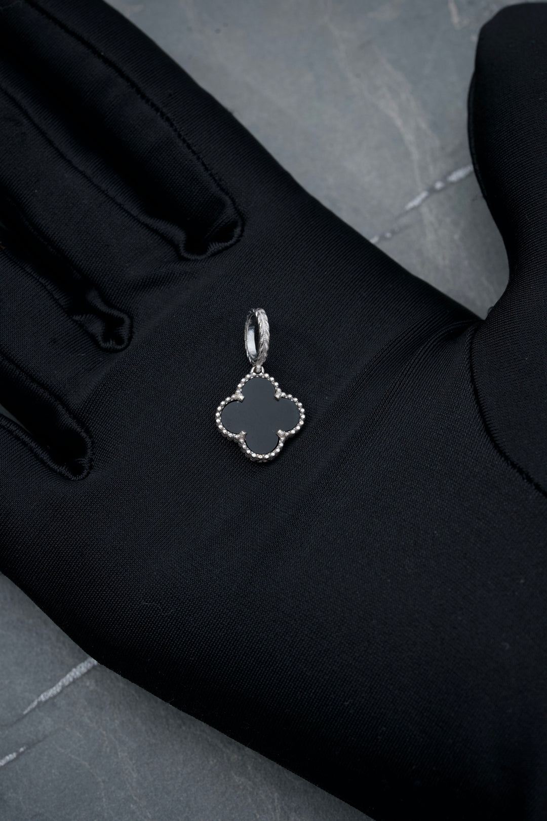 Dije lucky clover 1.9gr / Largo 2cm — Oro Blanco