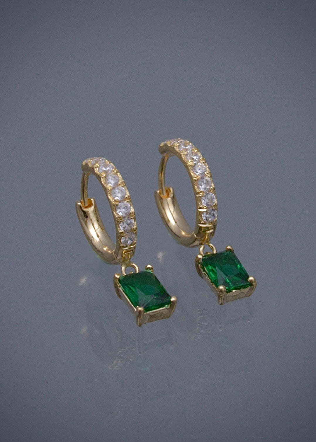 Candongas con swarovski verde y blanco 3.7gr / Largo 2cm / Oro Amarillo Nac M