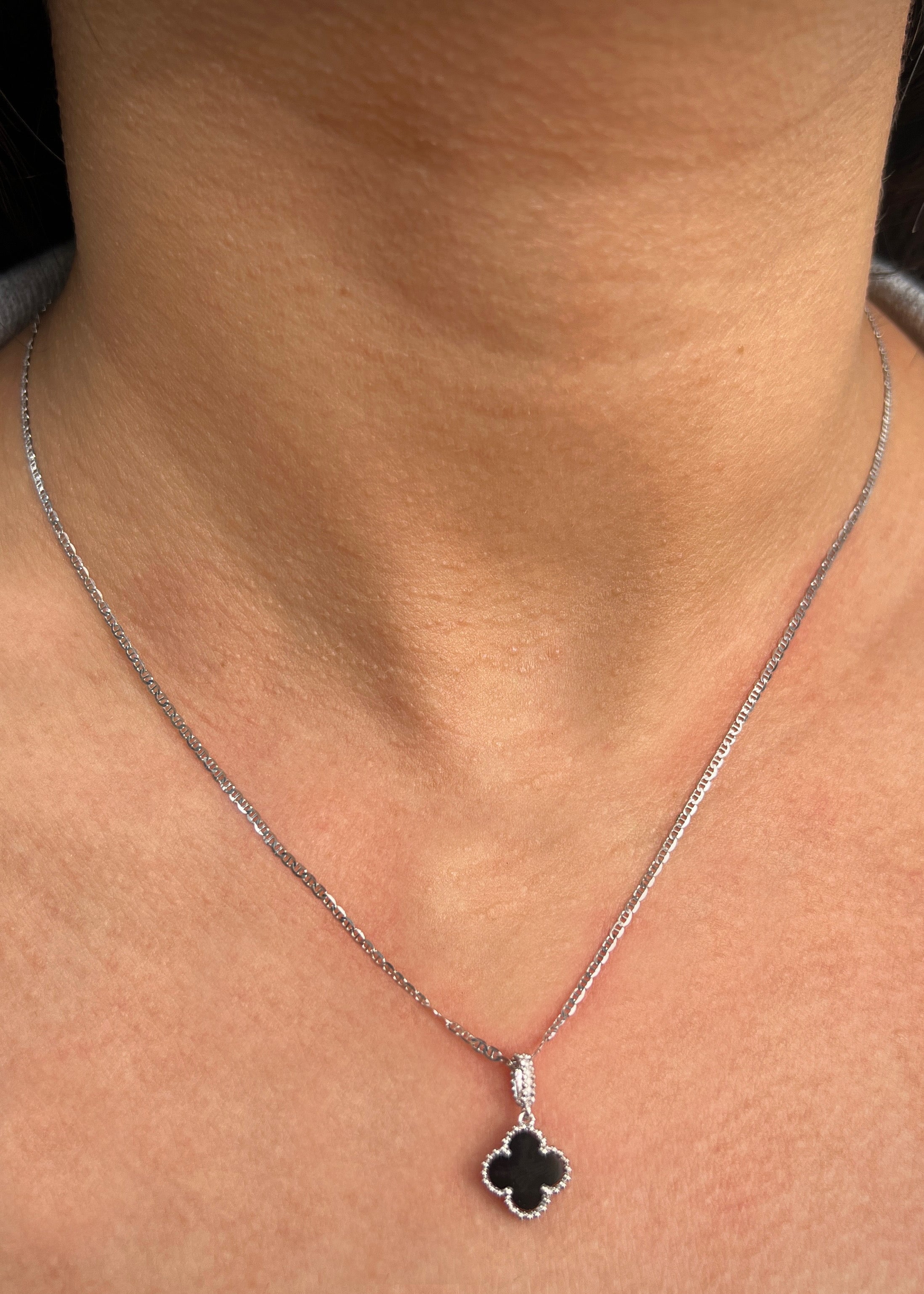 Dije lucky clover piedra negra 0.95gr / Largo 1.6cm / Oro Blanco Nac B